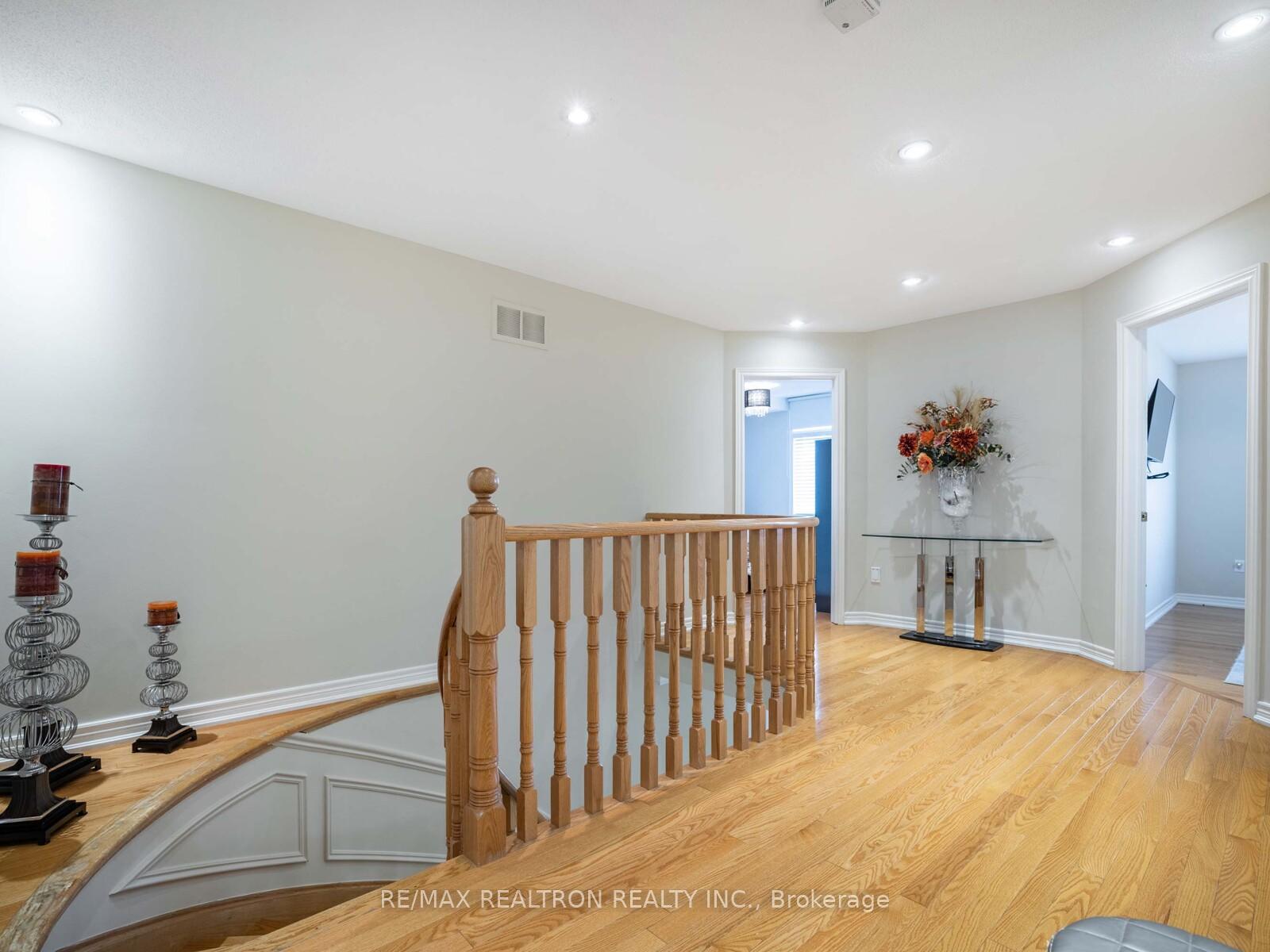 Photo 12 of 54 Daphnia Drive, Vaughan, Patterson — HOMEH