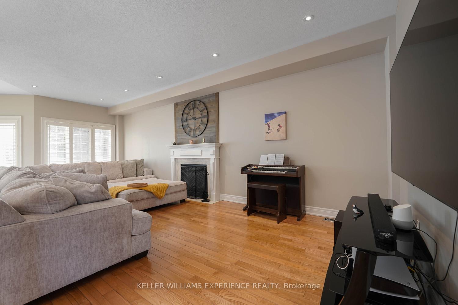 Photo 3 of 27 Willow fern Drive, Barrie, Ardagh — HOMEH