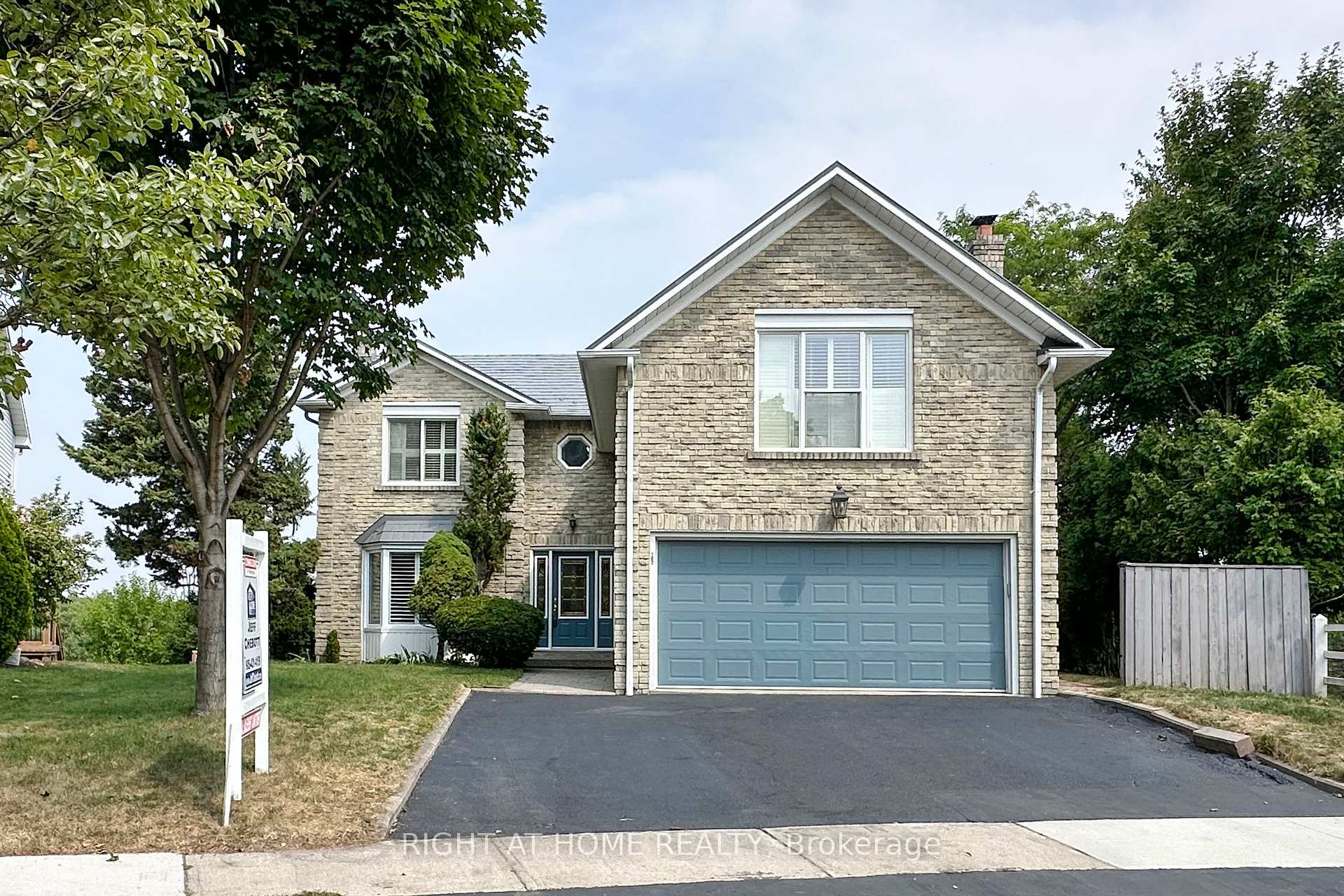 Photo 3 of 102 Hialeah Crescent, Whitby, Blue Grass Meadows — HOMEH