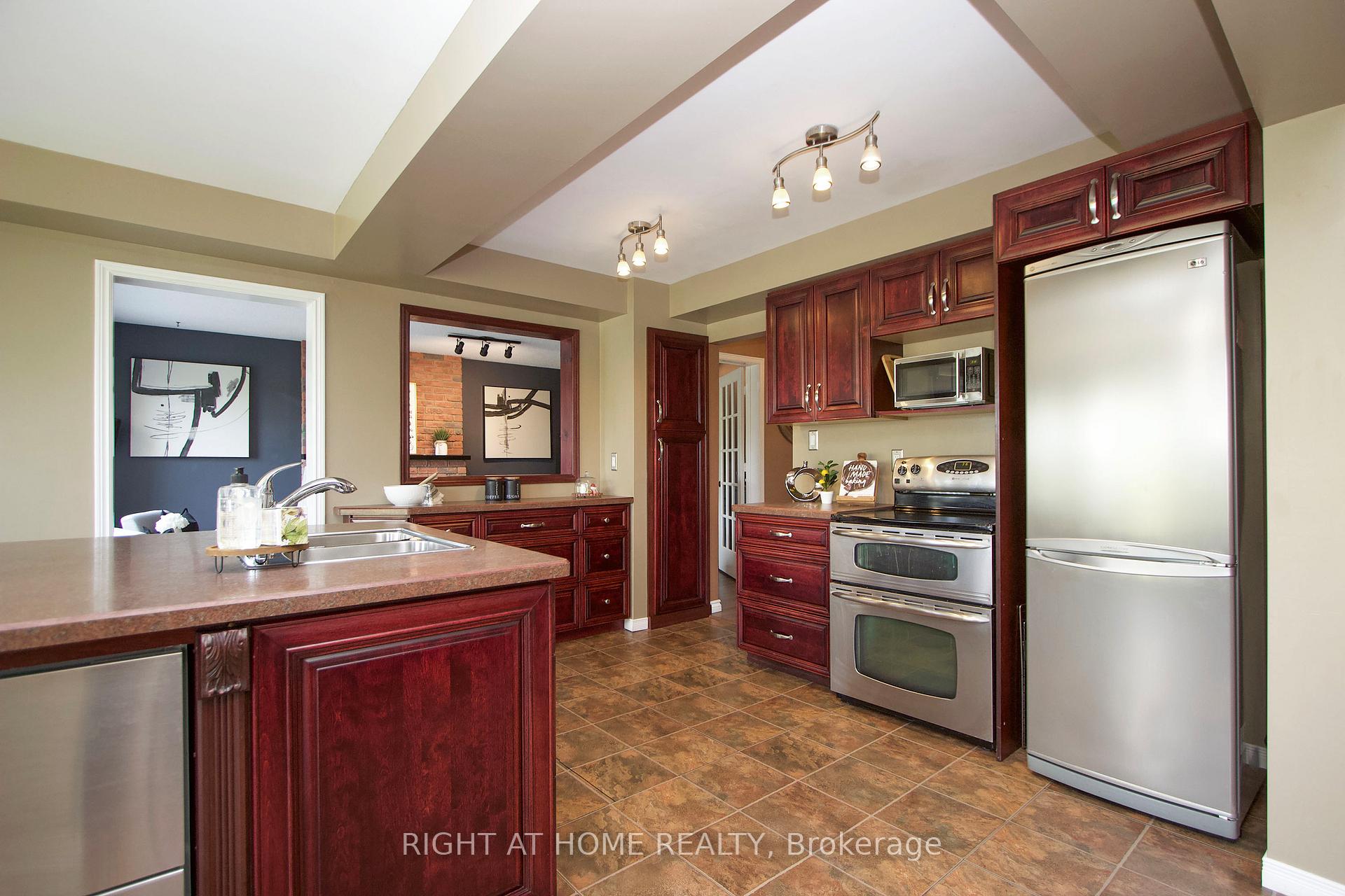 Photo 6 of 102 Hialeah Crescent, Whitby, Blue Grass Meadows — HOMEH