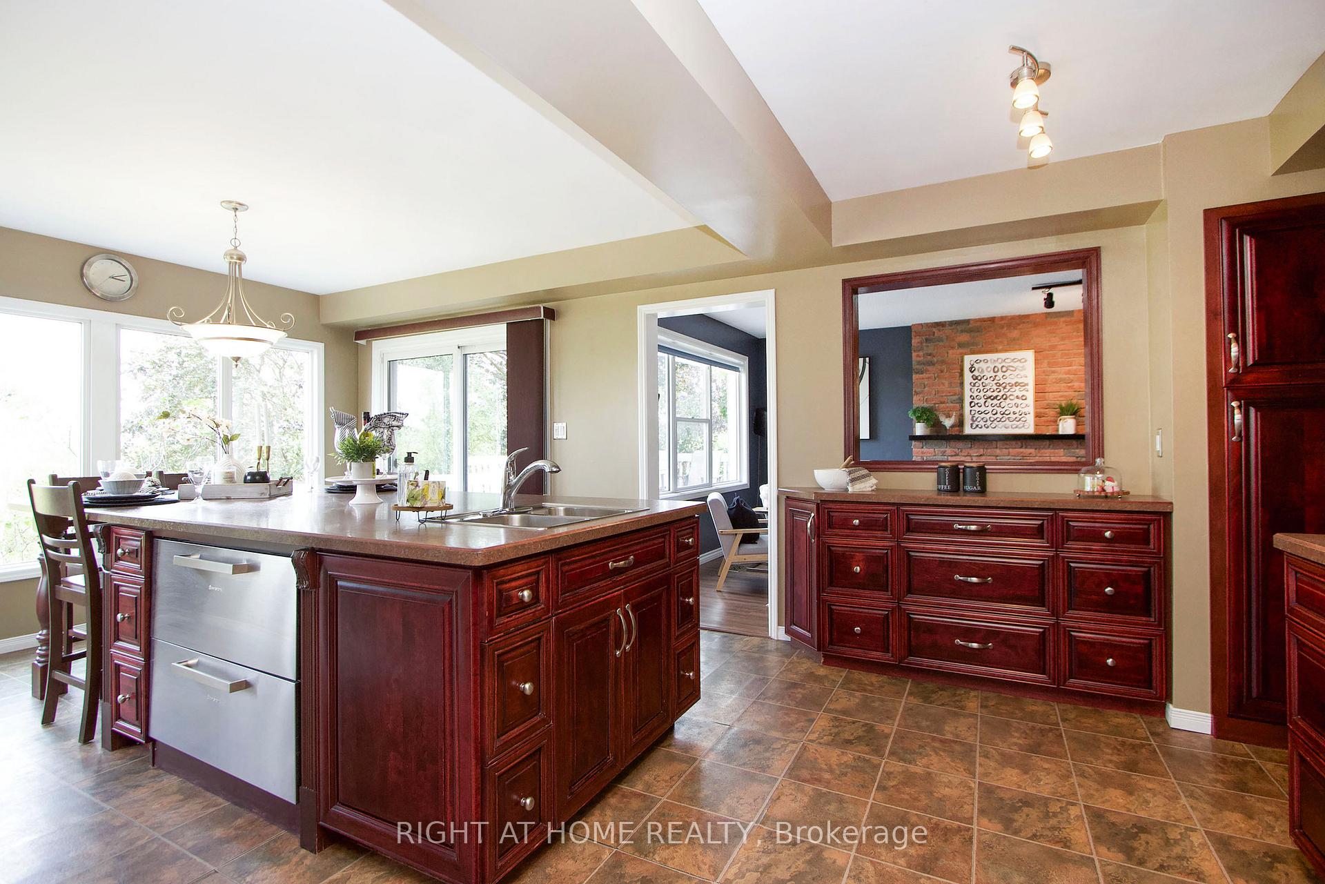 Photo 5 of 102 Hialeah Crescent, Whitby, Blue Grass Meadows — HOMEH