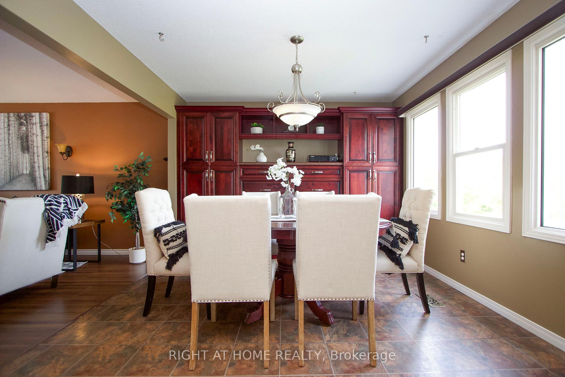 Photo 8 of 102 Hialeah Crescent, Whitby, Blue Grass Meadows — HOMEH