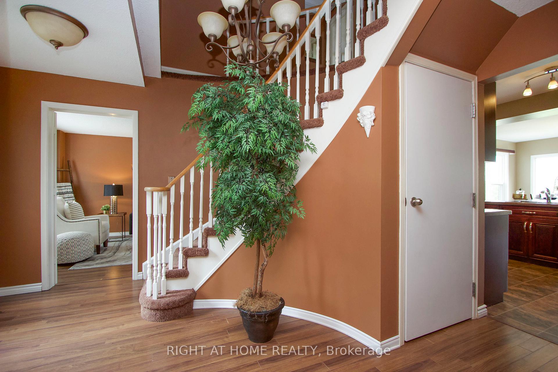 Photo 4 of 102 Hialeah Crescent, Whitby, Blue Grass Meadows — HOMEH