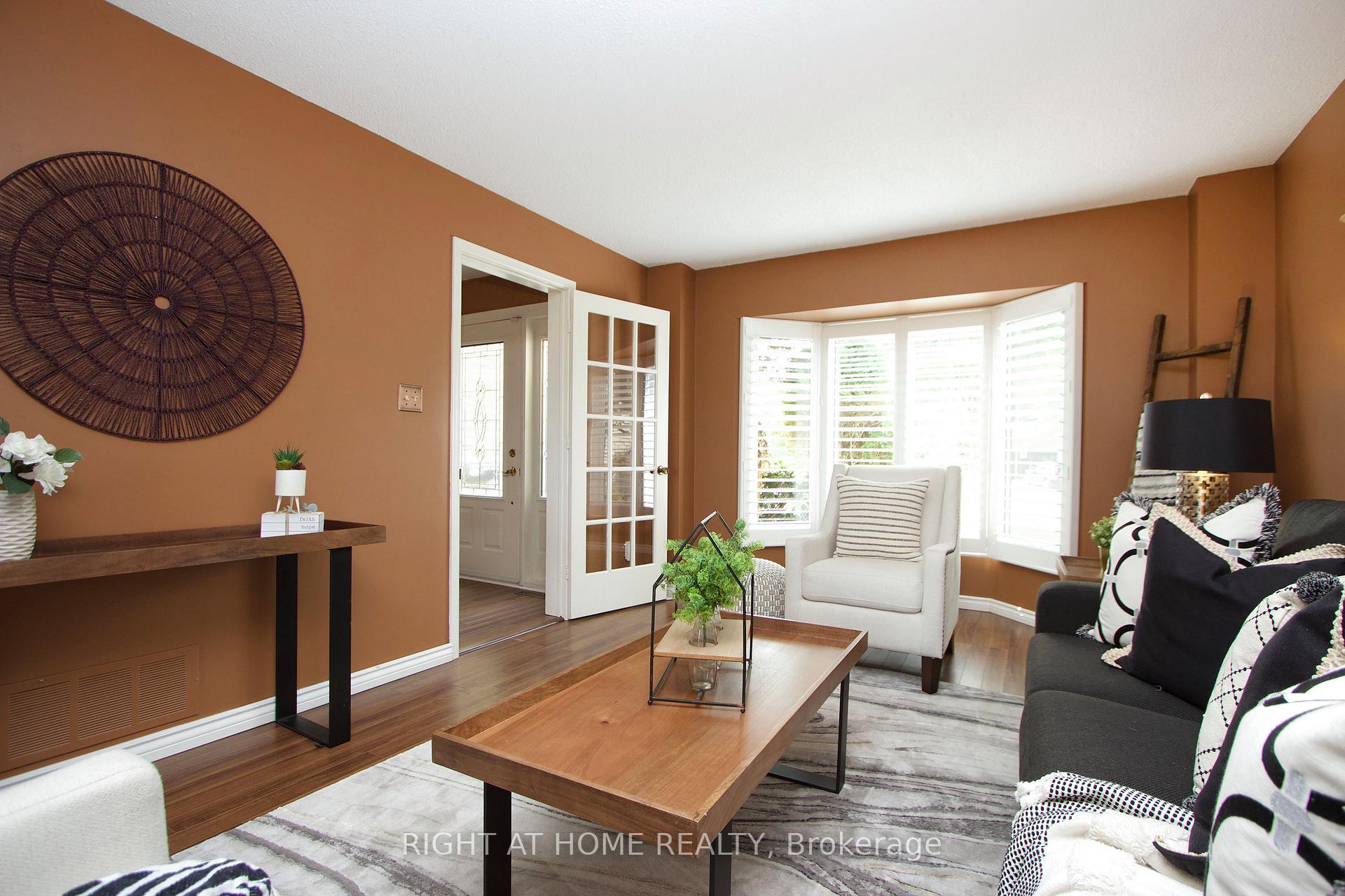 Photo 11 of 102 Hialeah Crescent, Whitby, Blue Grass Meadows — HOMEH