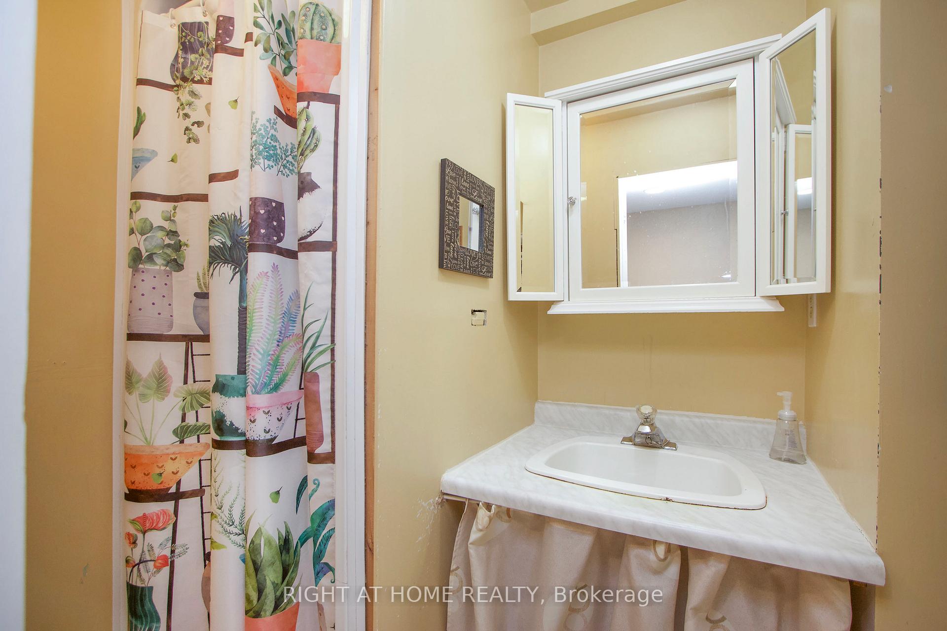 Photo 37 of 102 Hialeah Crescent, Whitby, Blue Grass Meadows — HOMEH