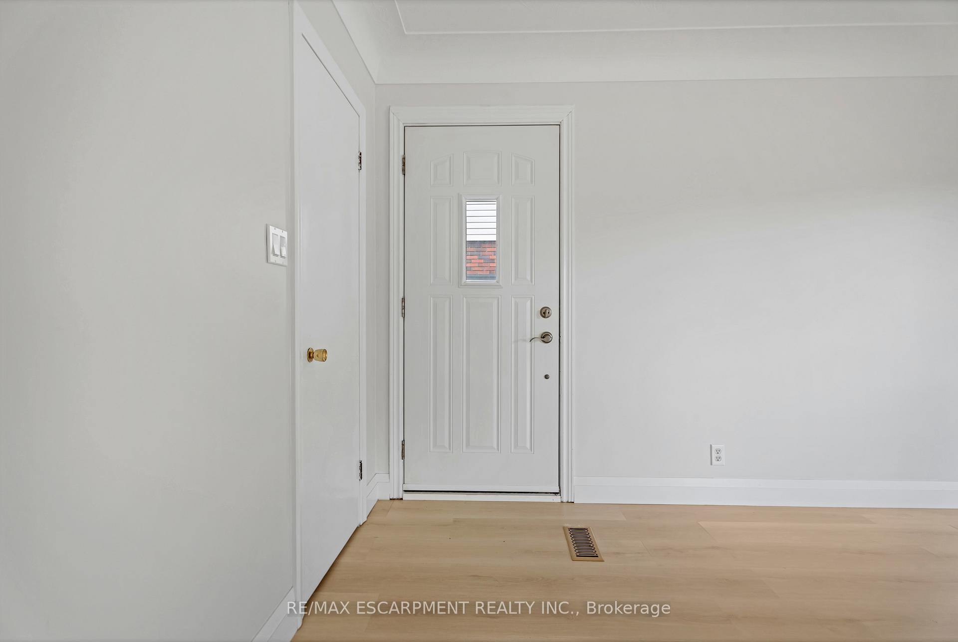 Photo 3 of 165 West 27TH Street, Hamilton, Westcliffe — HOMEH
