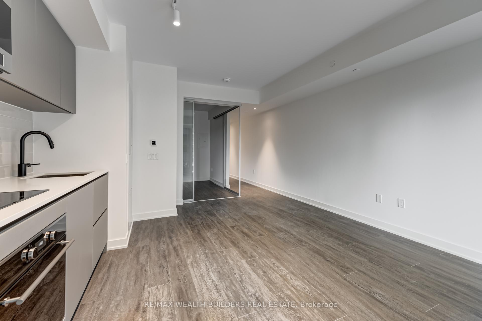 Photo 5 of Unit 305, 117 Broadway Avenue, Toronto, Mount Pleasant West — HOMEH