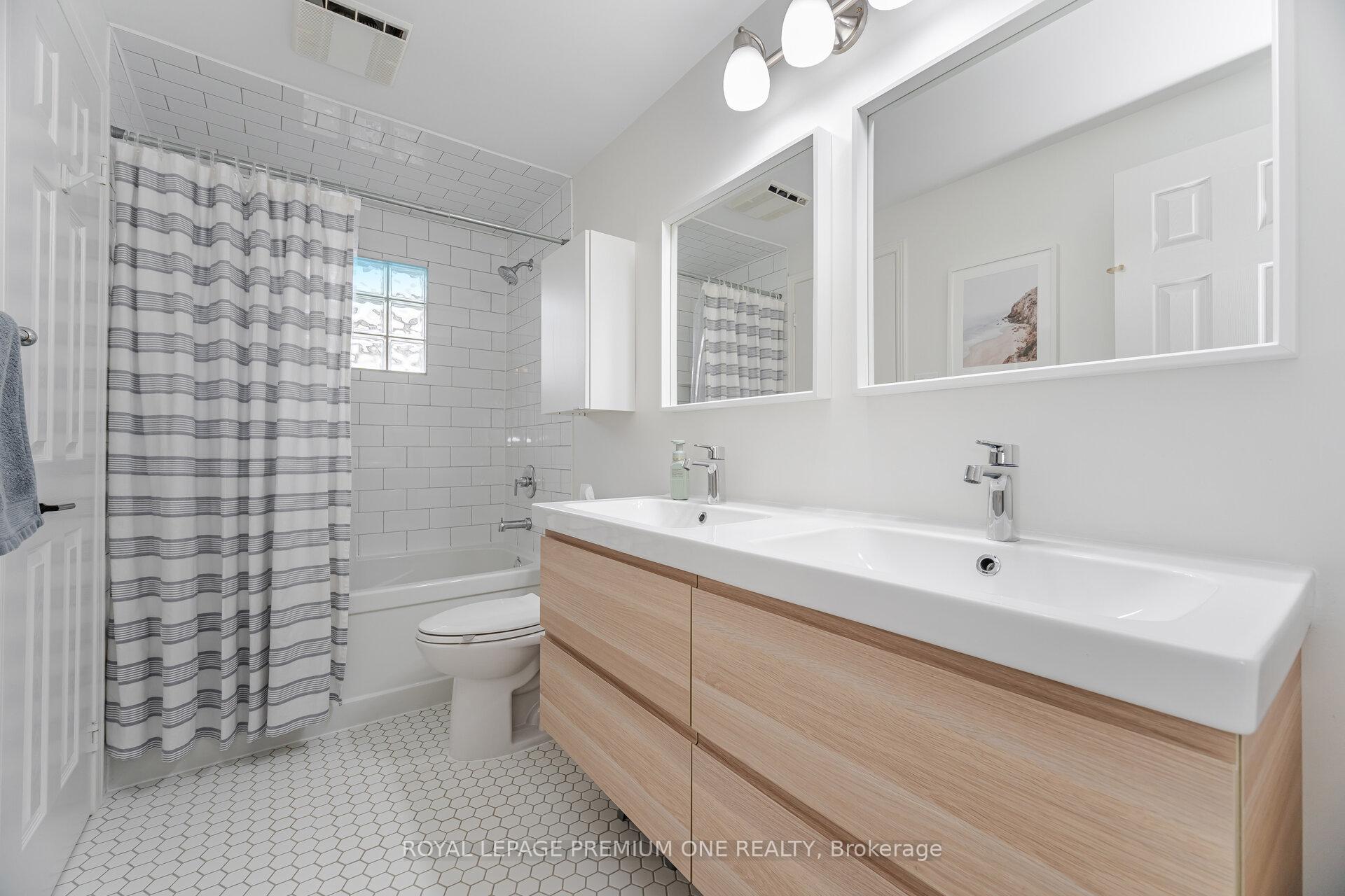 Photo 12 of 79 Bishop Crescent, Markham, Markham Village — HOMEH