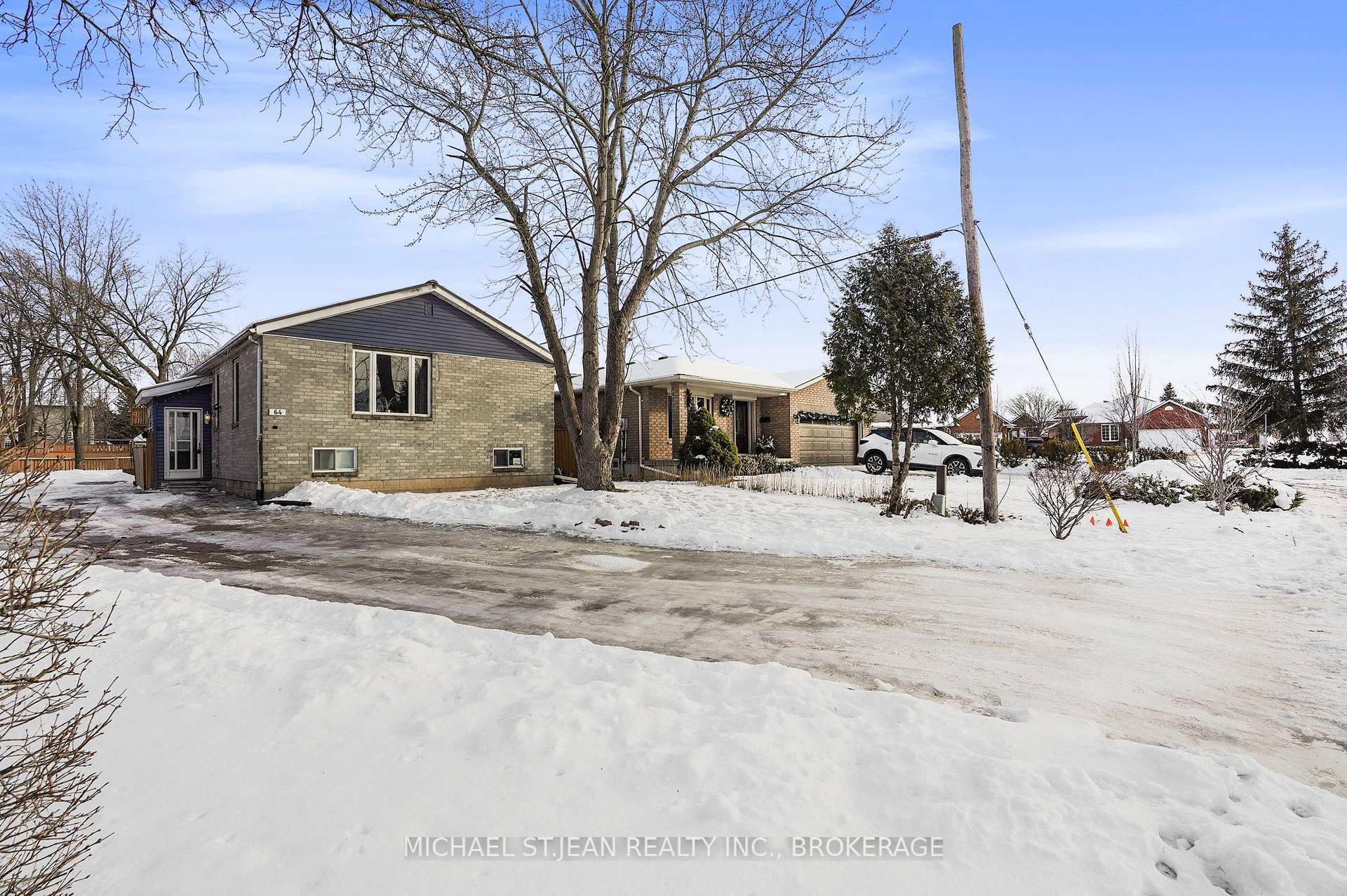 Photo 4 of 64 First Road W, Hamilton, Stoney Creek — HOMEH