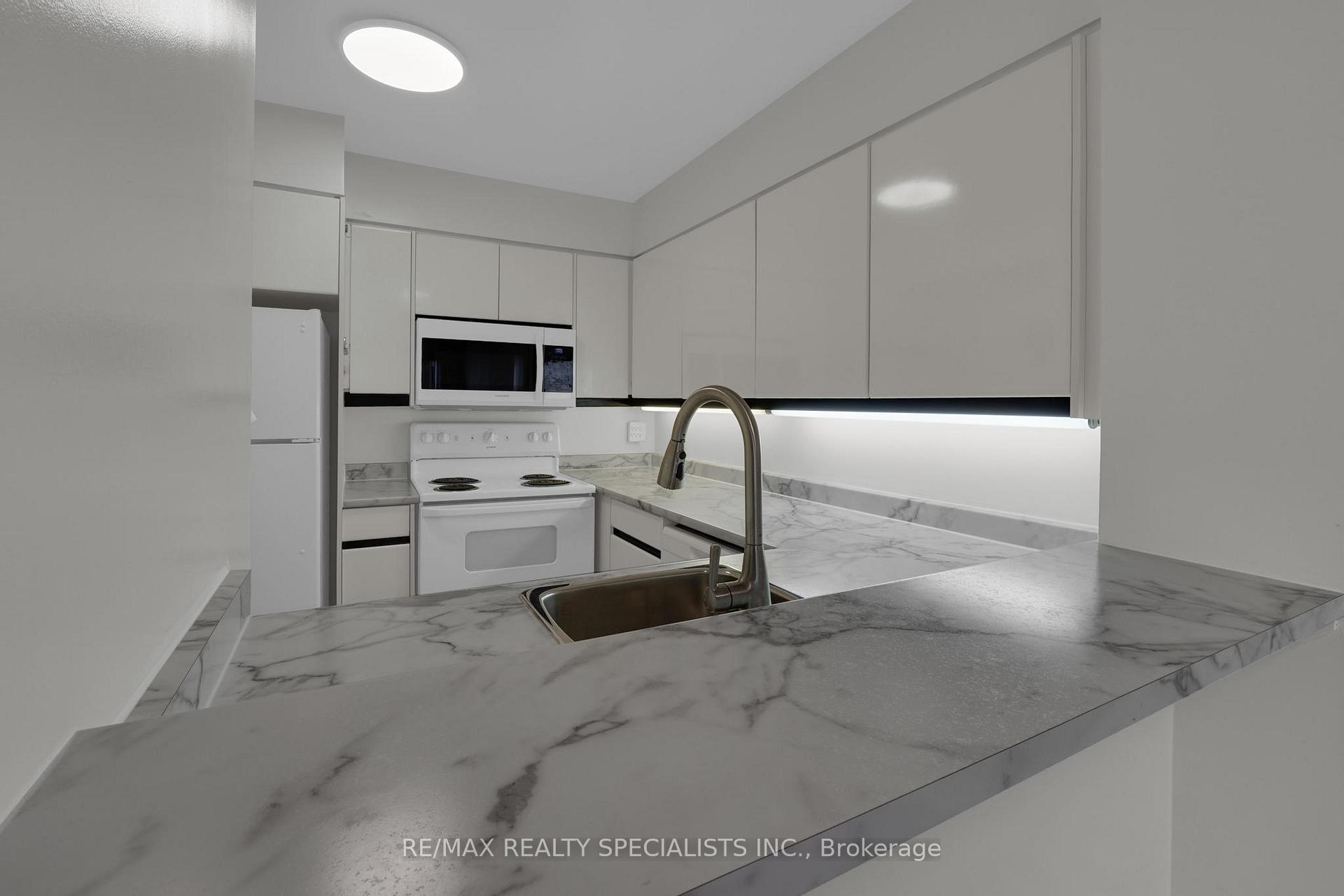 Photo 6 of Unit 704, 7 Carlton Street E, Toronto, Church-Yonge Corridor — HOMEH