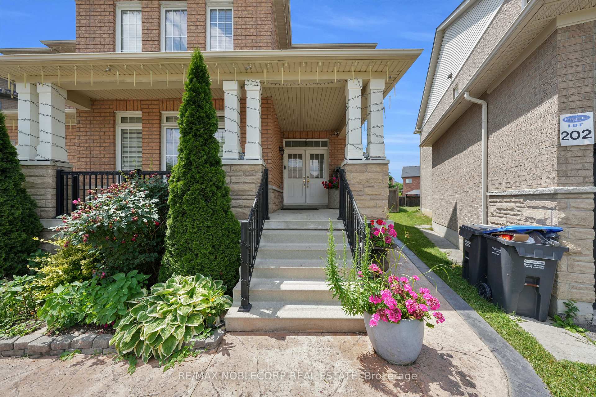 Photo 5 of 48 Monabelle Crescent, Brampton, Vales of Castlemore North — HOMEH