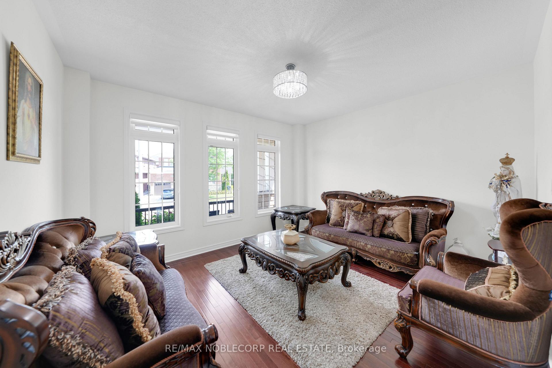Photo 4 of 48 Monabelle Crescent, Brampton, Vales of Castlemore North — HOMEH