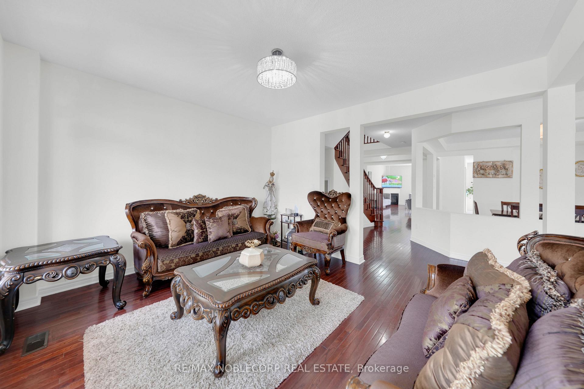 Photo 6 of 48 Monabelle Crescent, Brampton, Vales of Castlemore North — HOMEH