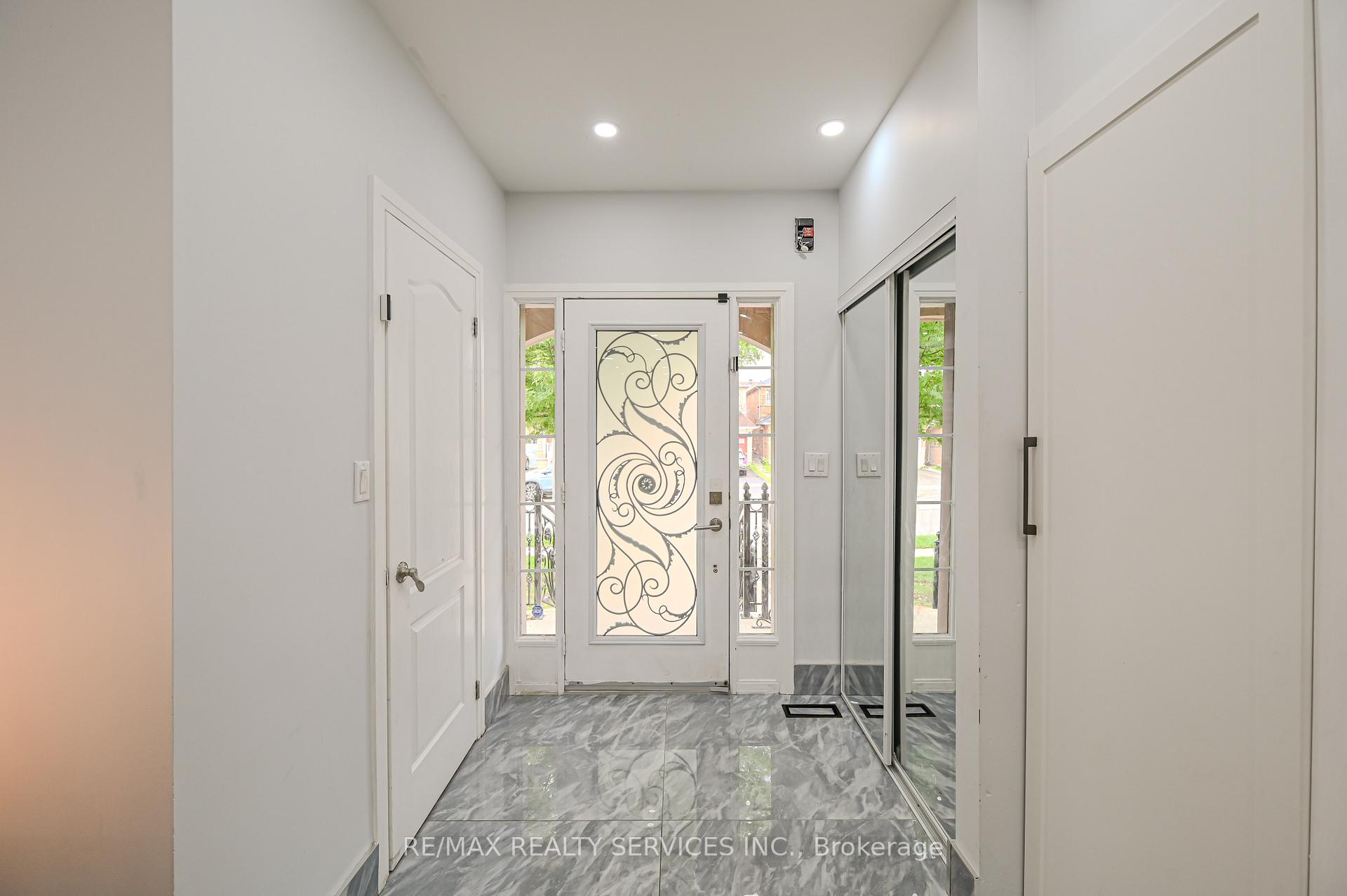 Photo 2 of 119 Crown Victoria Drive, Brampton, Fletcher's Meadow — HOMEH