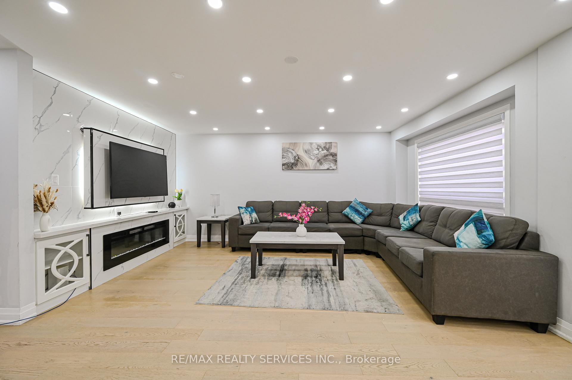 Photo 7 of 119 Crown Victoria Drive, Brampton, Fletcher's Meadow — HOMEH
