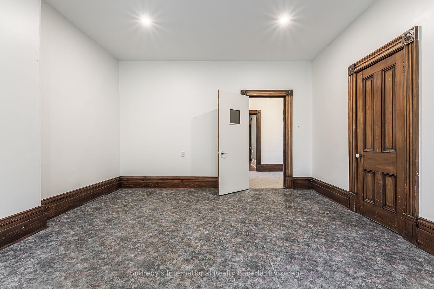 Photo 37 of 199 Grand River Street, Brant, Paris — HOMEH