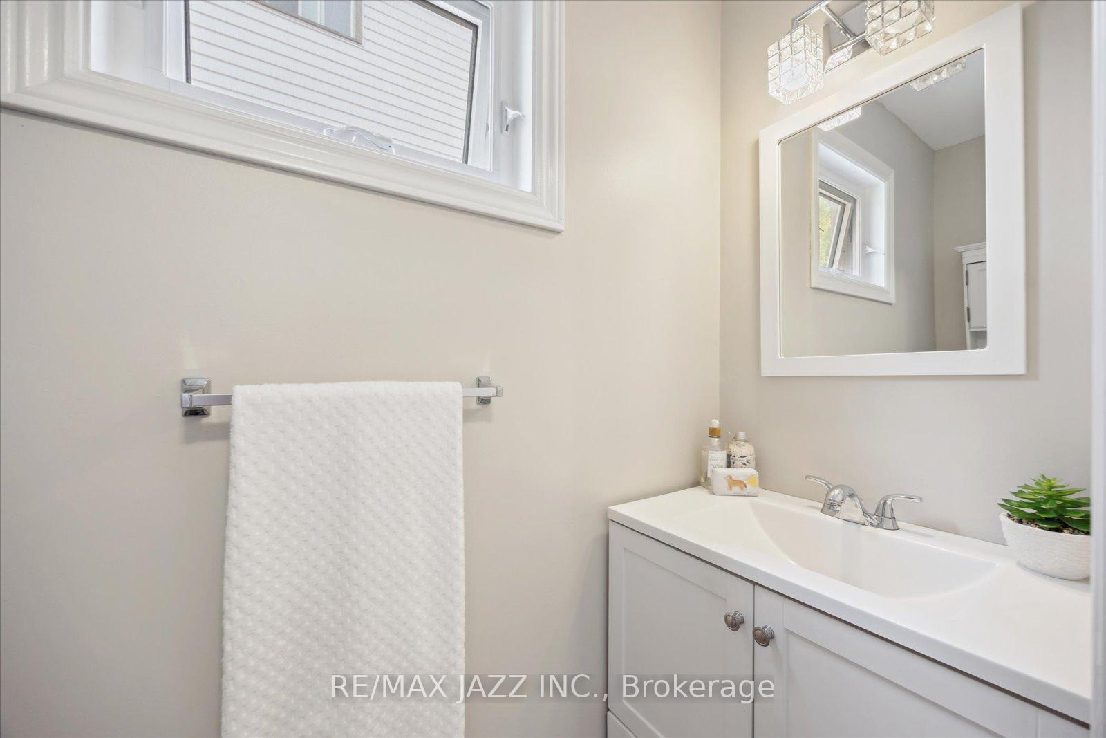 Photo 19 of 75 Turnberry Crescent, Clarington, Courtice — HOMEH