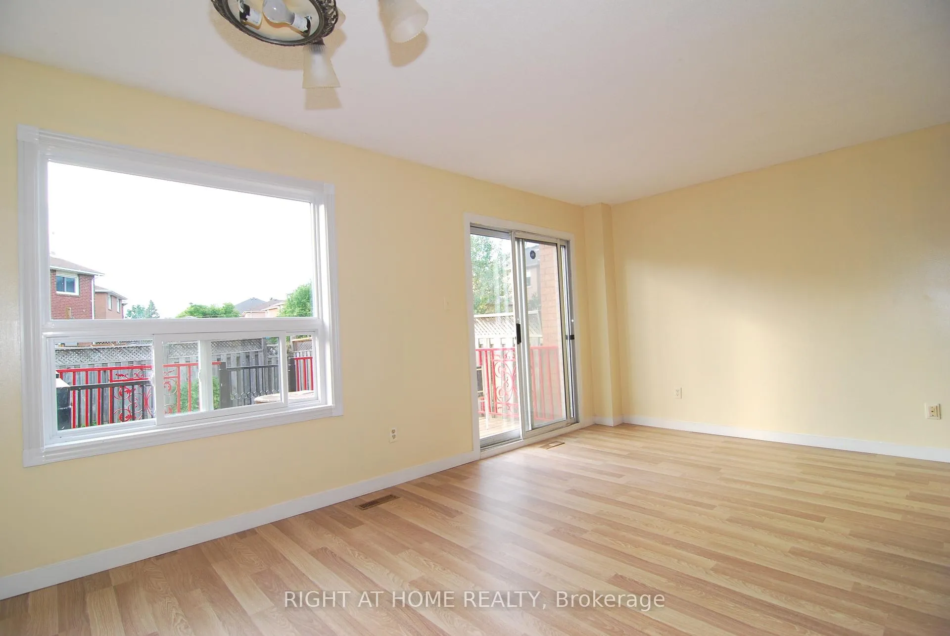 Photo 2 of 158 Toba Crescent, Brampton, Heart Lake East — HOMEH