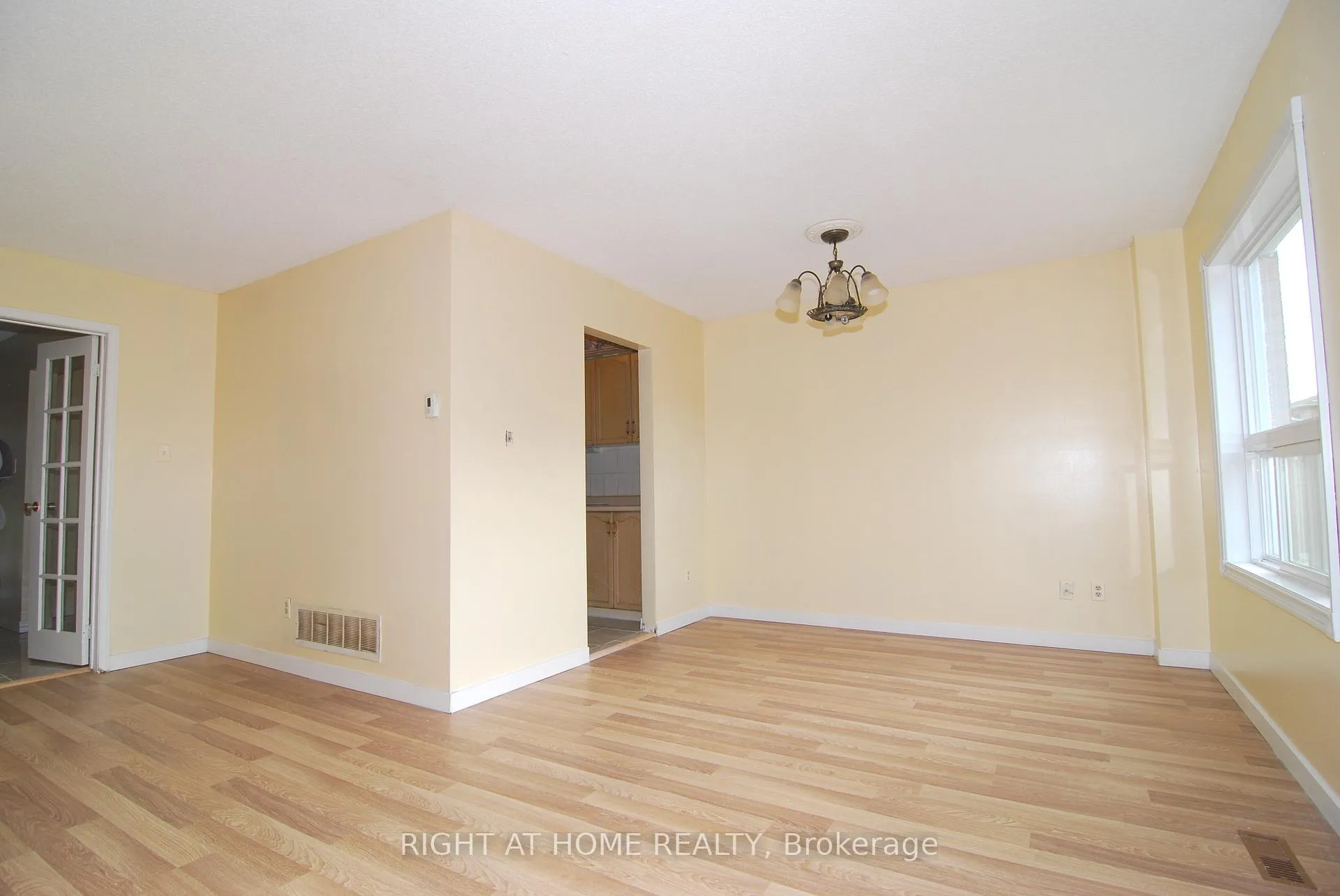 Photo 3 of 158 Toba Crescent, Brampton, Heart Lake East — HOMEH