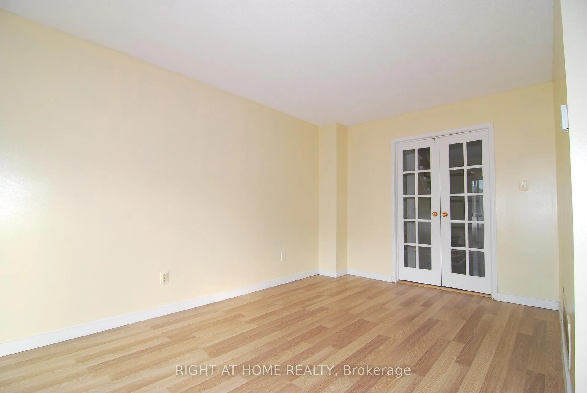 Photo 4 of 158 Toba Crescent, Brampton, Heart Lake East — HOMEH