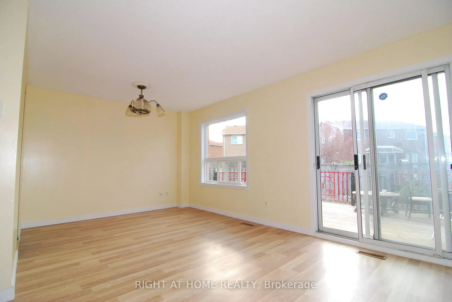 Photo 5 of 158 Toba Crescent, Brampton, Heart Lake East — HOMEH