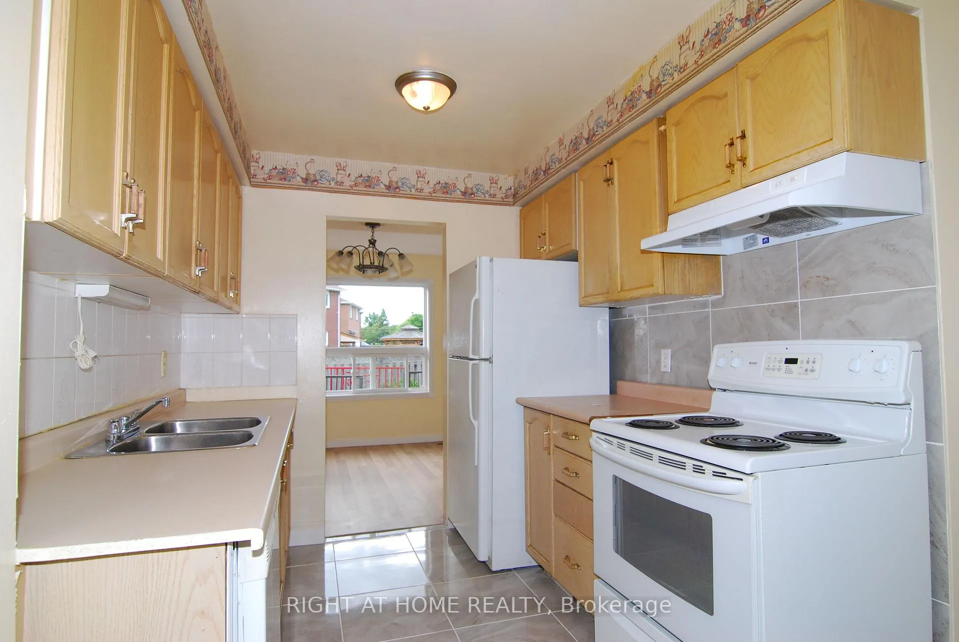 Photo 6 of 158 Toba Crescent, Brampton, Heart Lake East — HOMEH