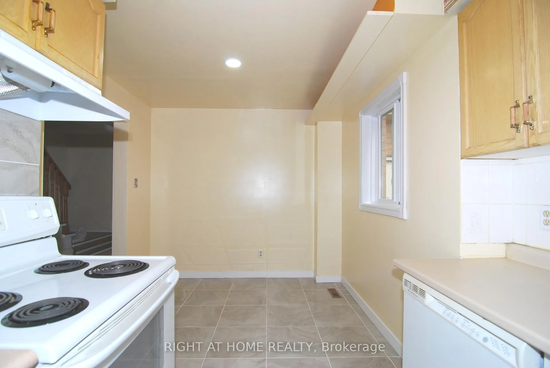 Photo 7 of 158 Toba Crescent, Brampton, Heart Lake East — HOMEH