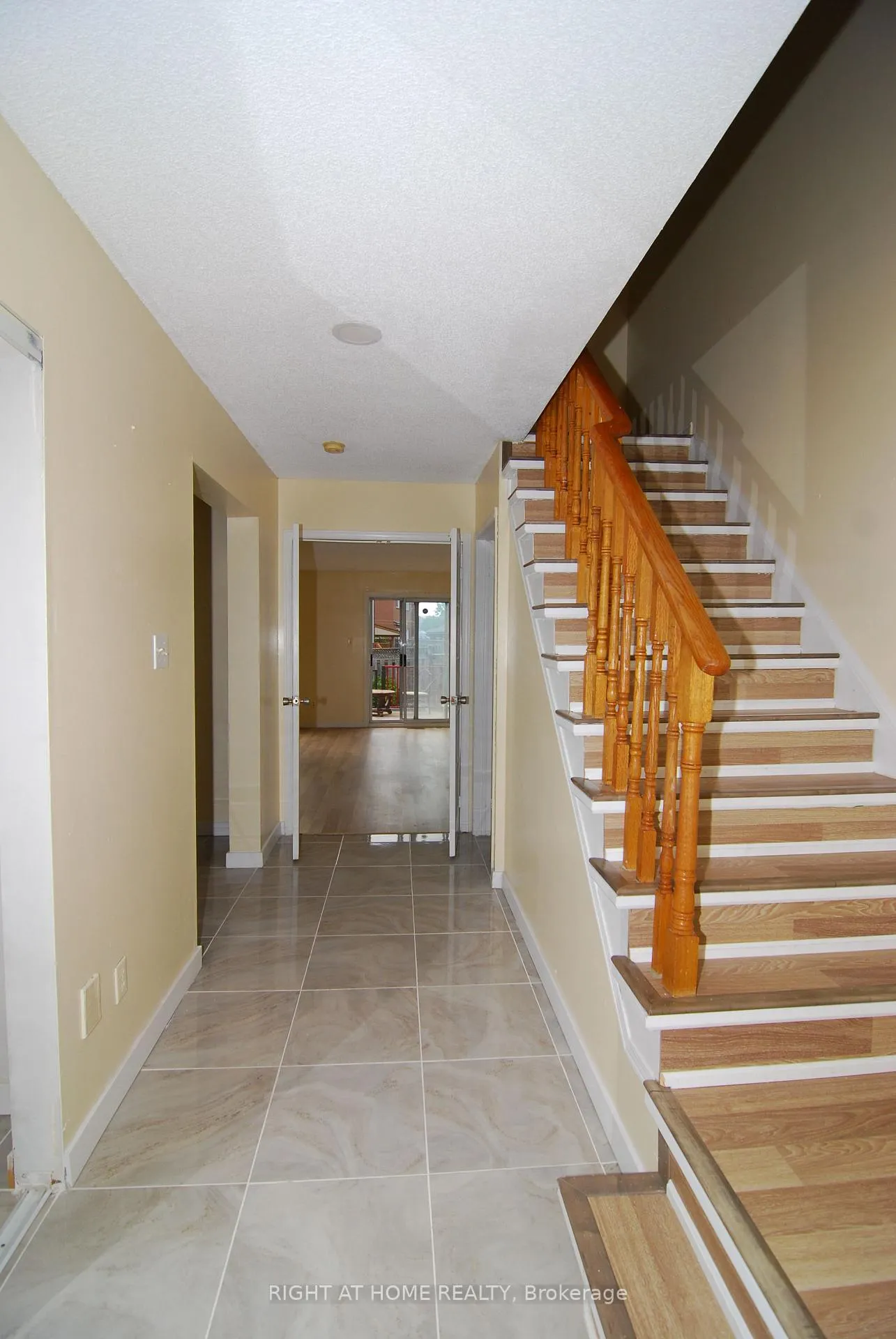 Photo 8 of 158 Toba Crescent, Brampton, Heart Lake East — HOMEH