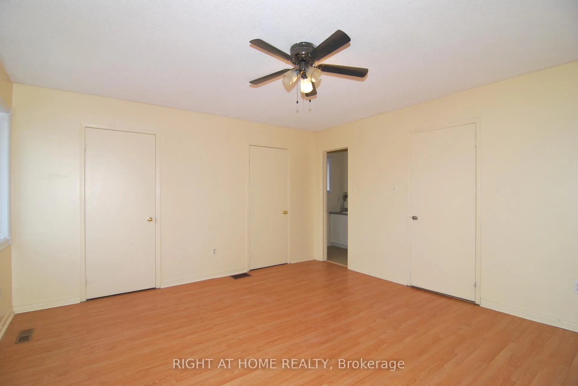 Photo 10 of 158 Toba Crescent, Brampton, Heart Lake East — HOMEH