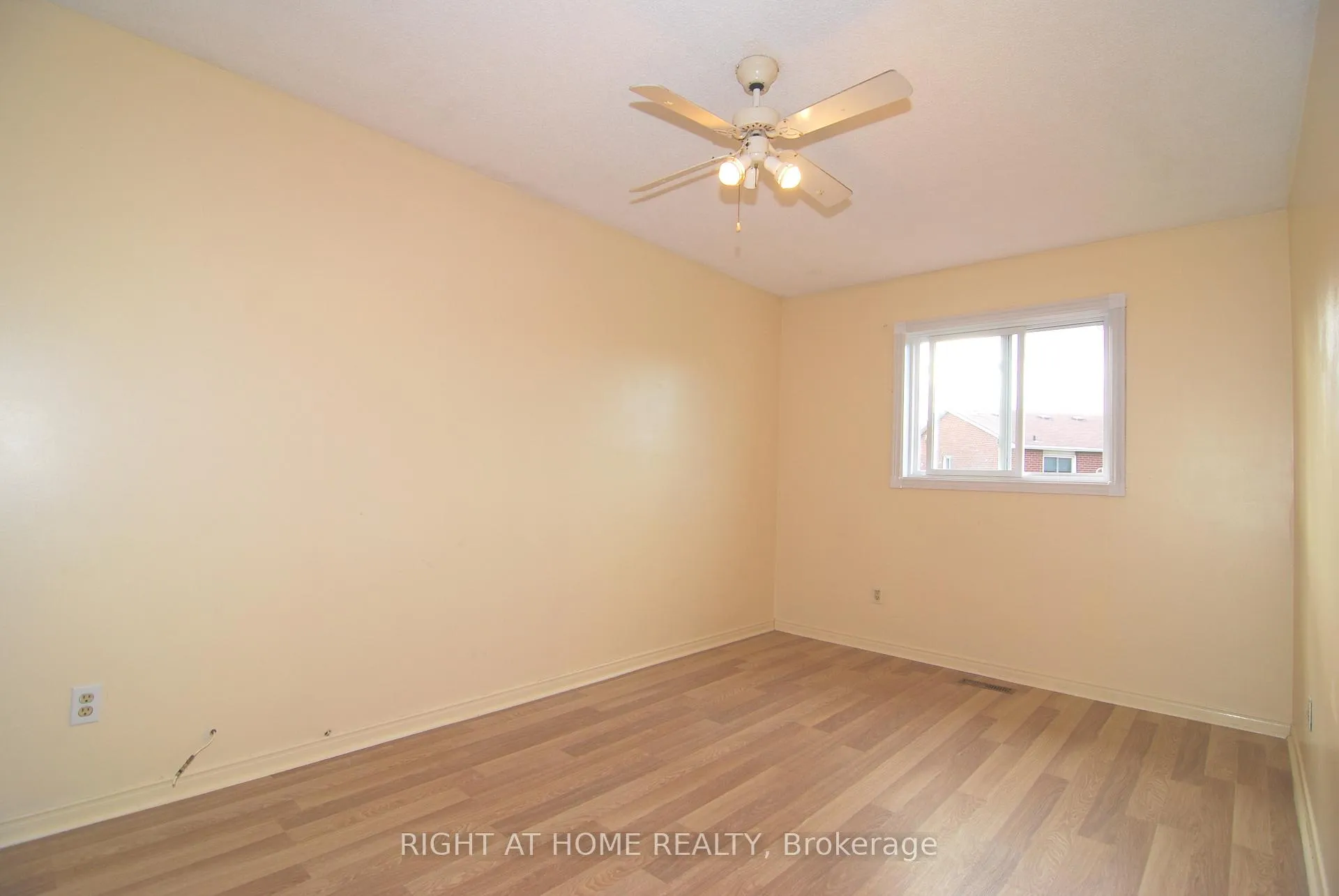 Photo 12 of 158 Toba Crescent, Brampton, Heart Lake East — HOMEH