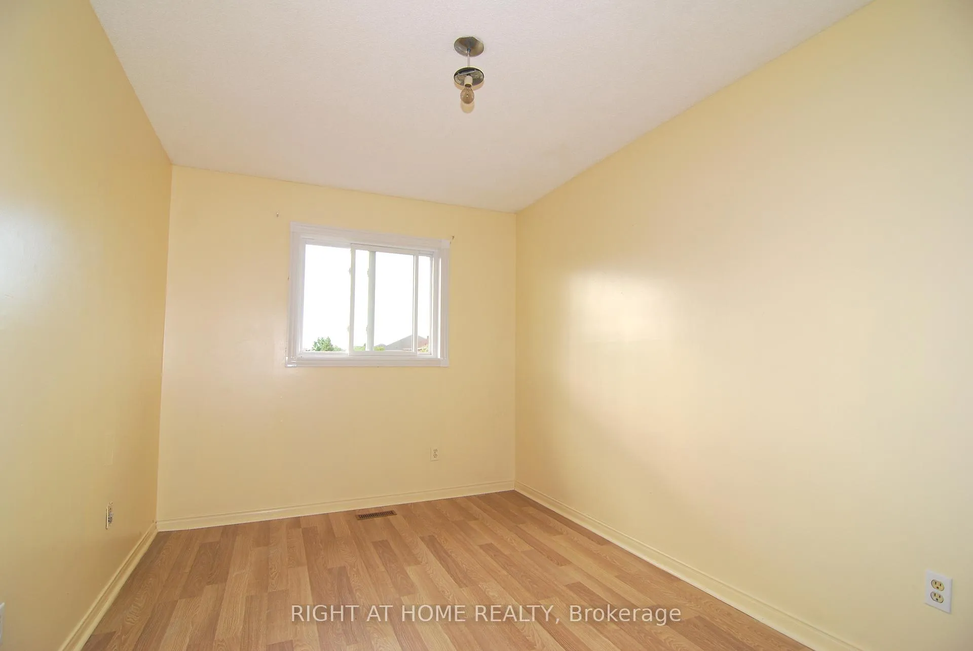 Photo 13 of 158 Toba Crescent, Brampton, Heart Lake East — HOMEH