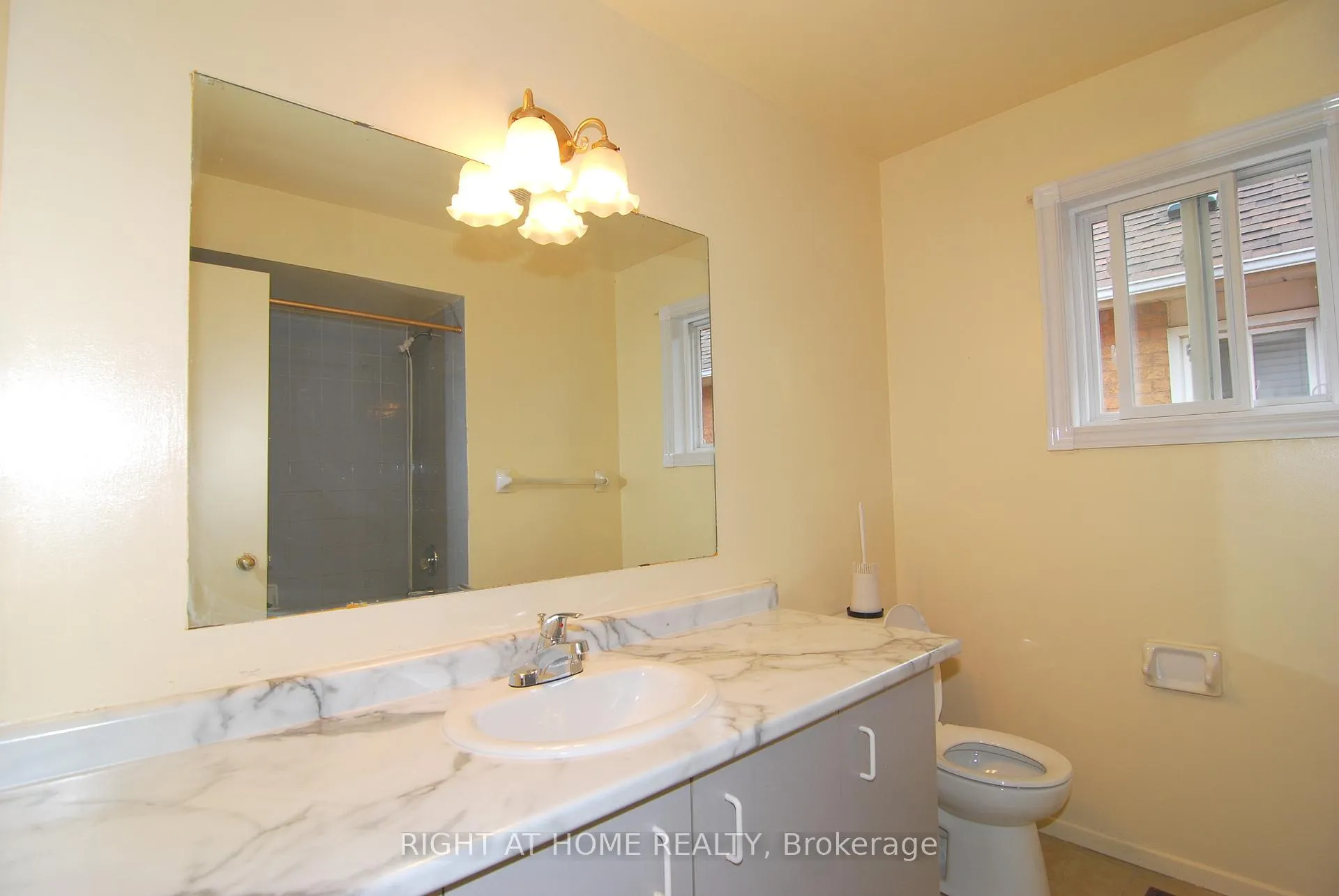 Photo 14 of 158 Toba Crescent, Brampton, Heart Lake East — HOMEH