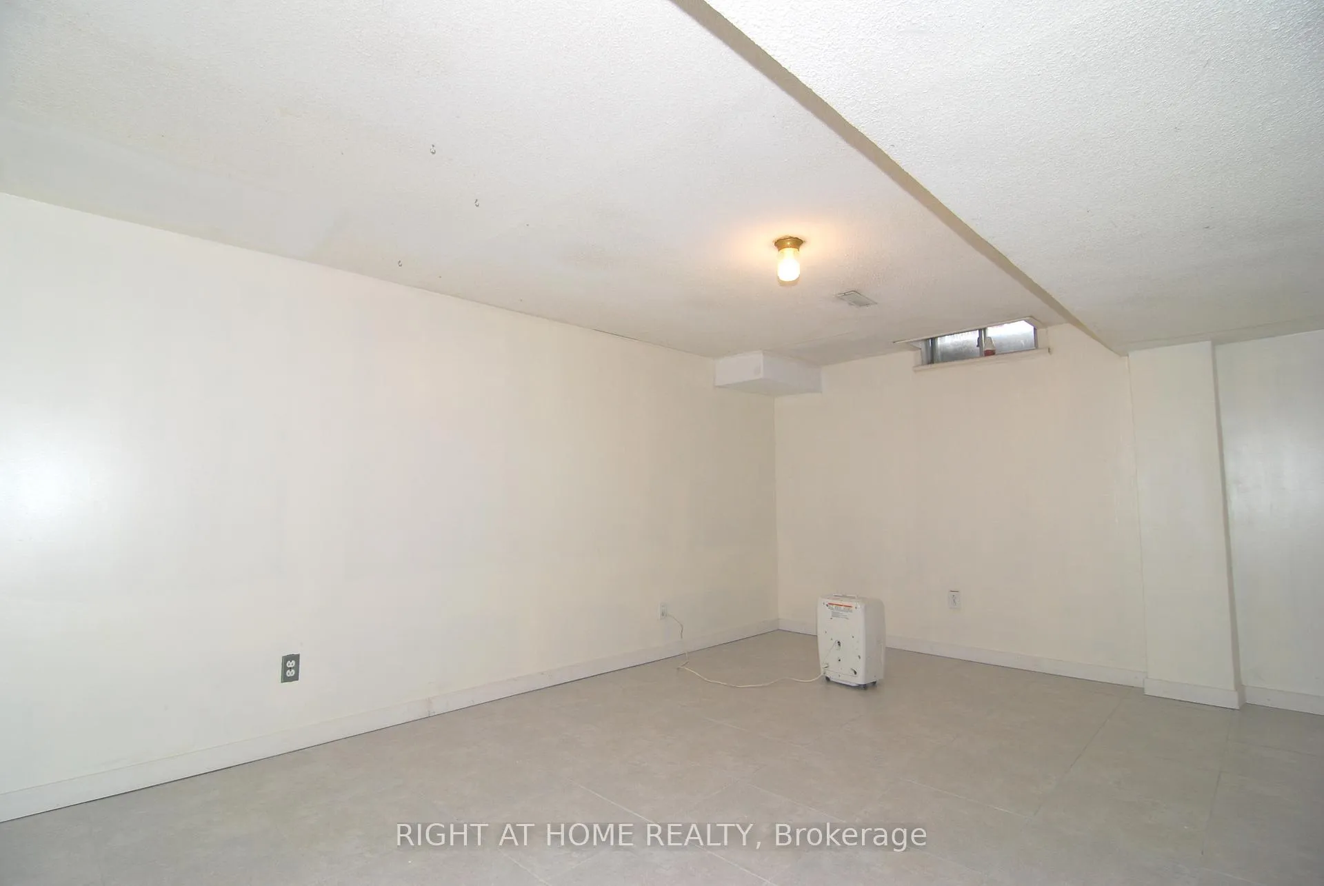 Photo 16 of 158 Toba Crescent, Brampton, Heart Lake East — HOMEH