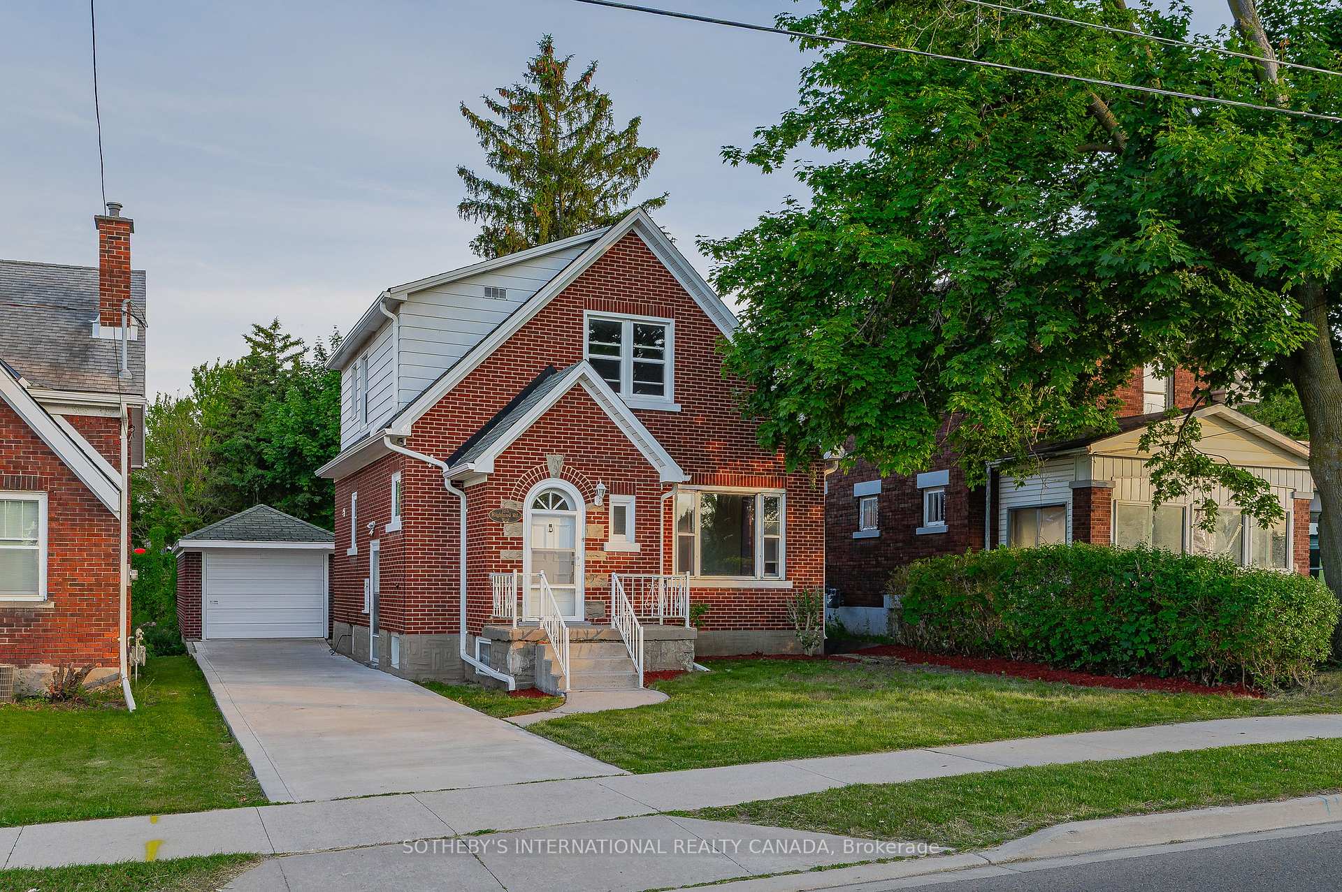 Front of 185 Highland Road W