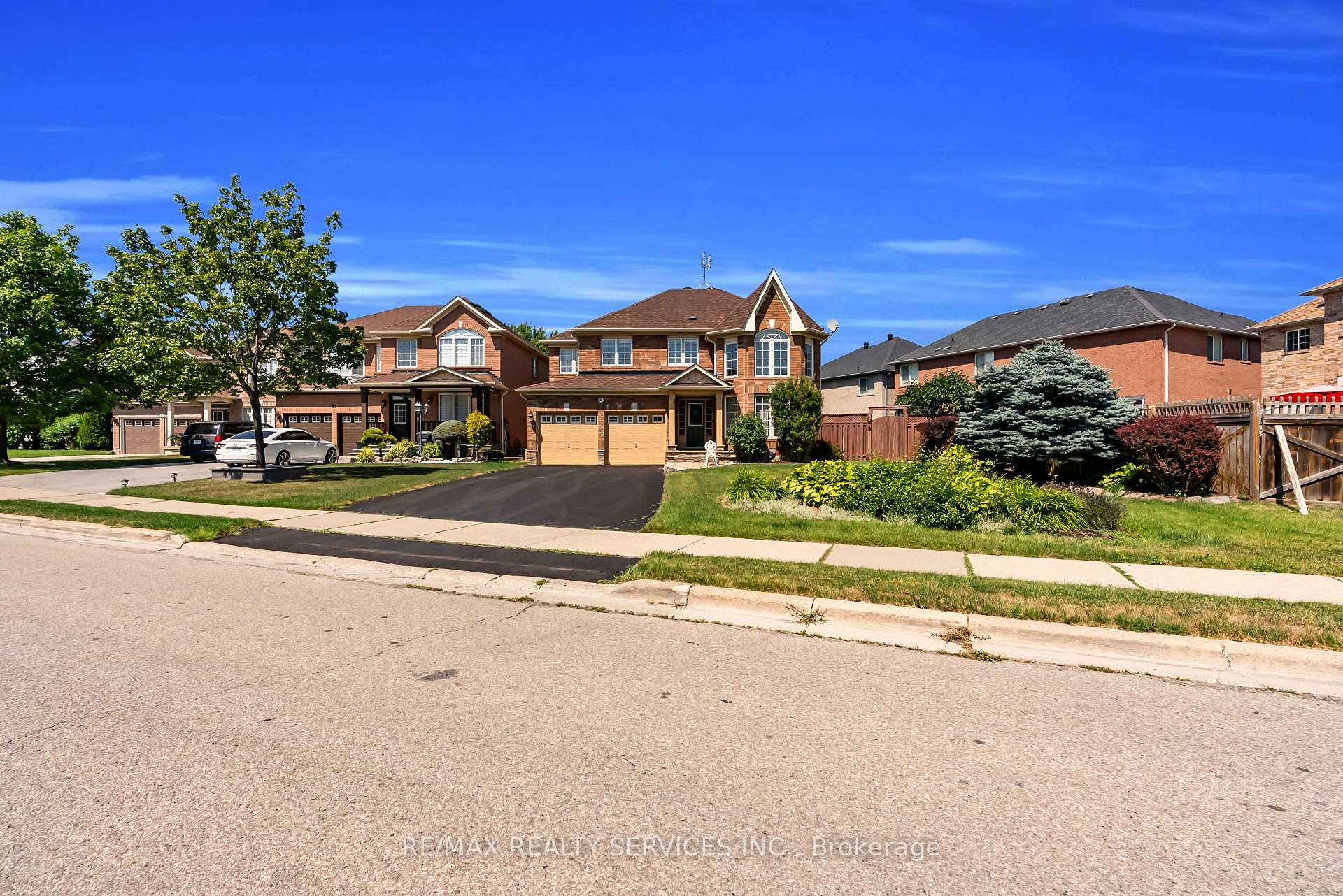 Photo 2 of 86 Whitwell Drive, Brampton, Vales of Castlemore North — HOMEH