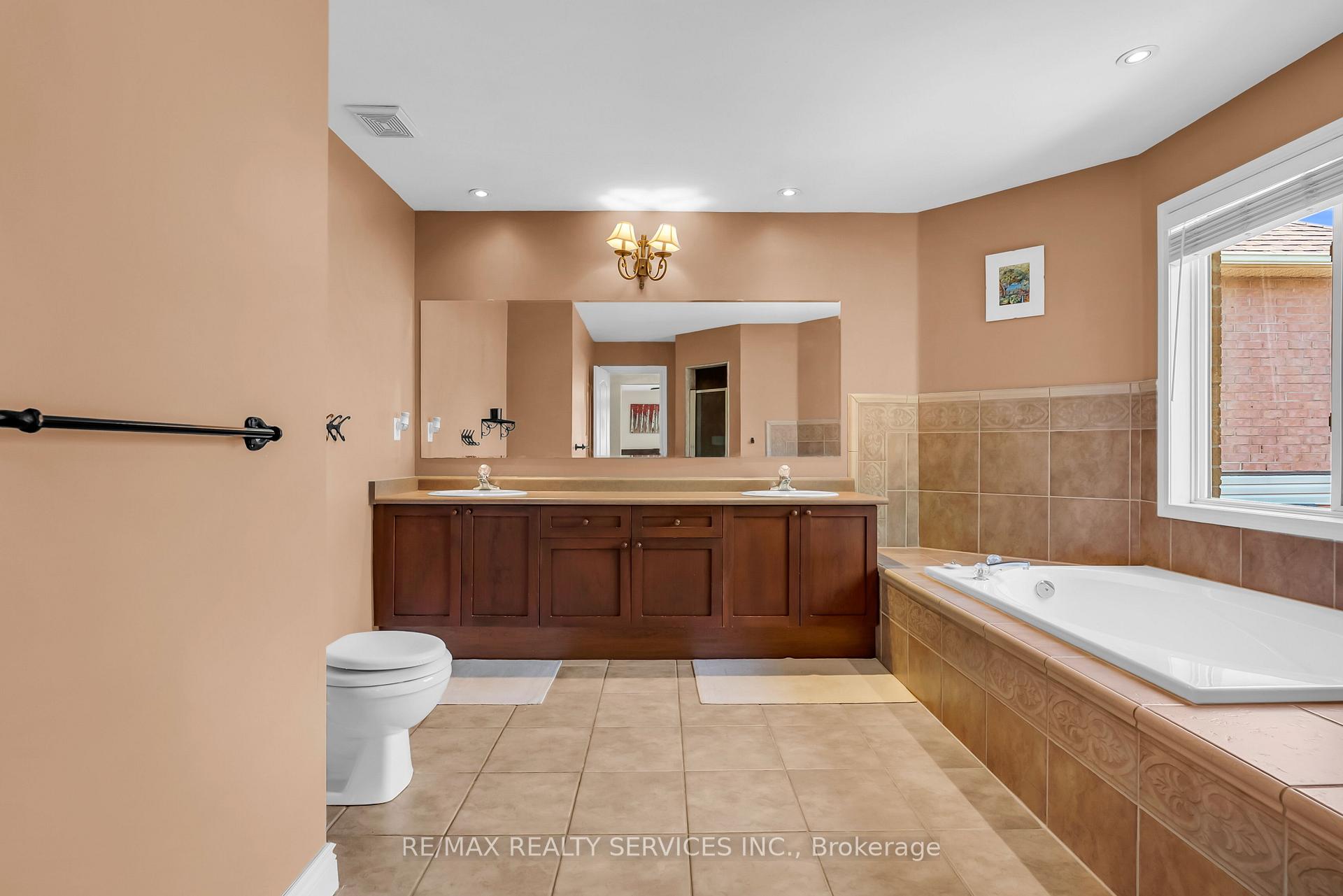Photo 39 of 86 Whitwell Drive, Brampton, Vales of Castlemore North — HOMEH