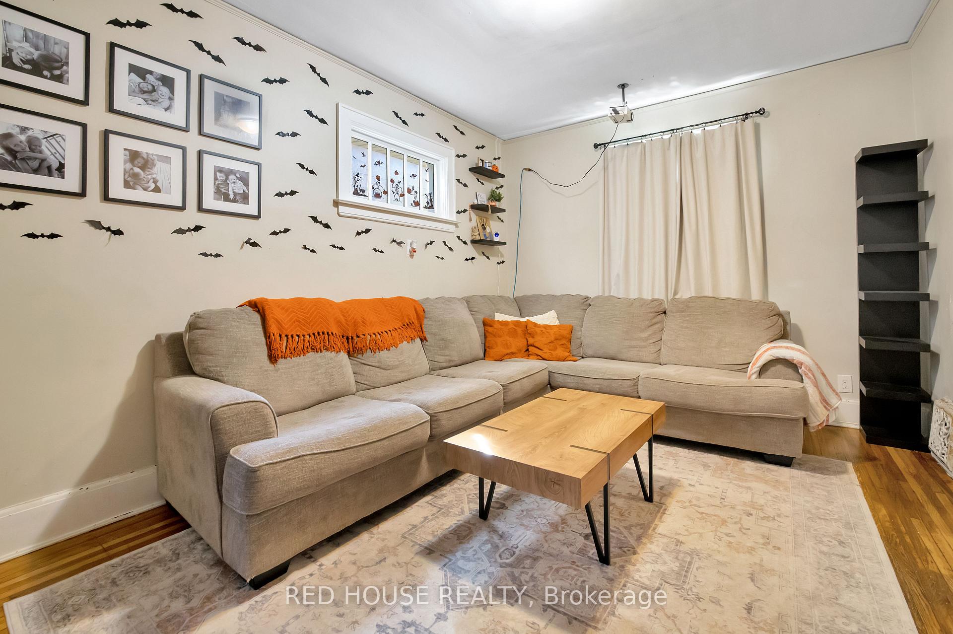 Photo 2 of 531 Mcewan Avenue E, Windsor — HOMEH