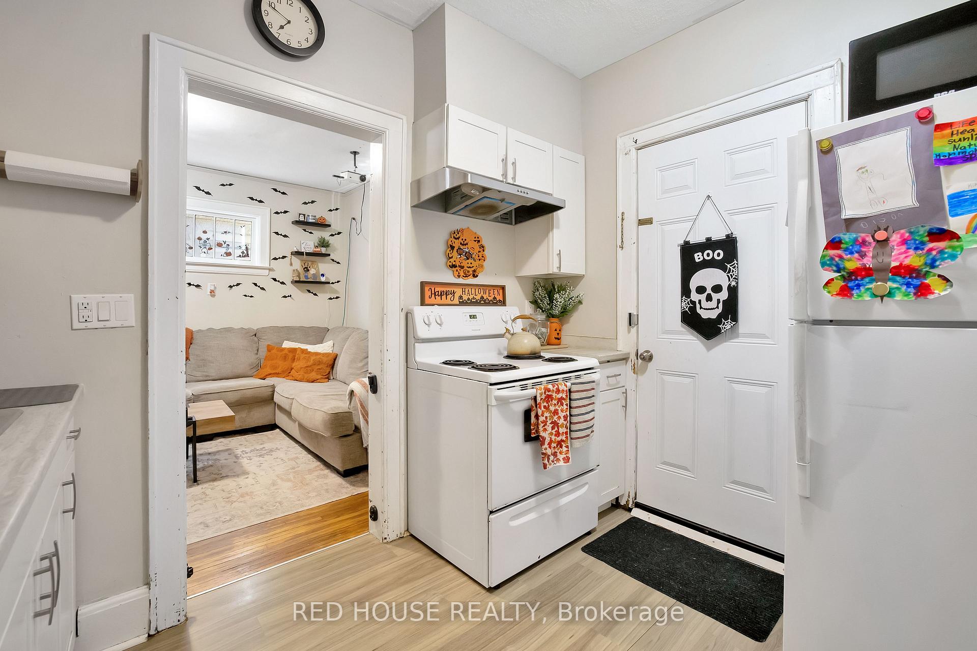 Photo 3 of 531 Mcewan Avenue E, Windsor — HOMEH