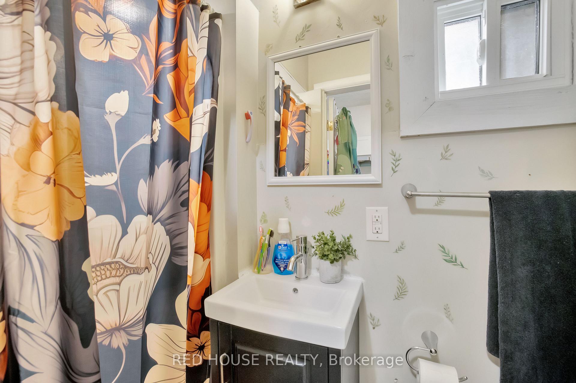 Photo 4 of 531 Mcewan Avenue E, Windsor — HOMEH