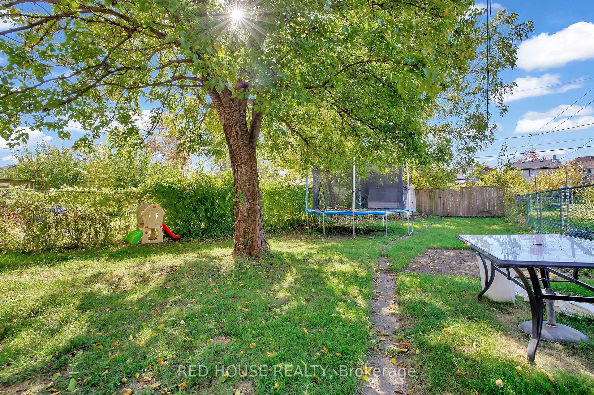 Photo 13 of 531 Mcewan Avenue E, Windsor — HOMEH