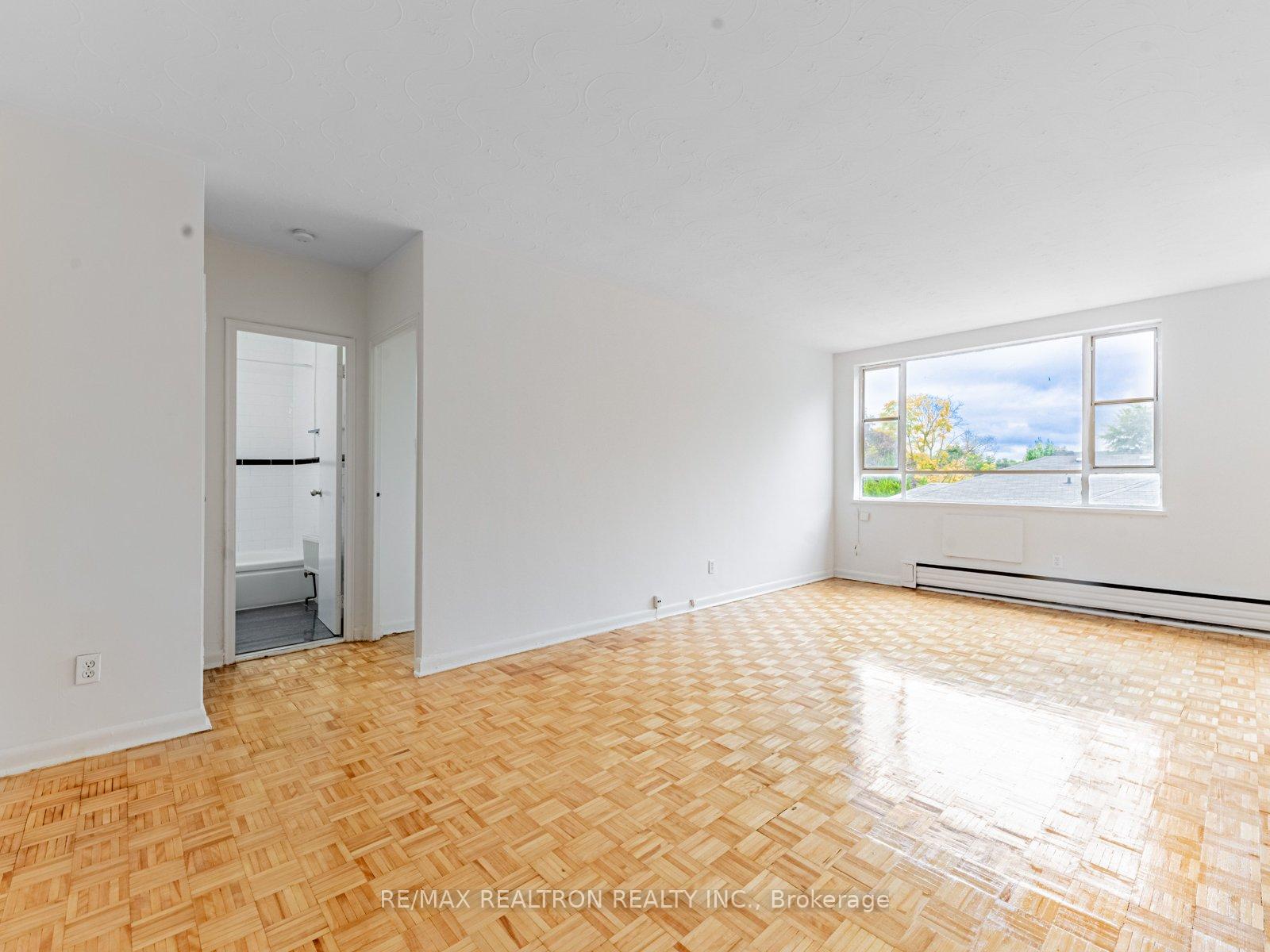 Photo 2 of Unit 103, 2895 Bathurst Street, Toronto, Bedford Park-Nortown — HOMEH