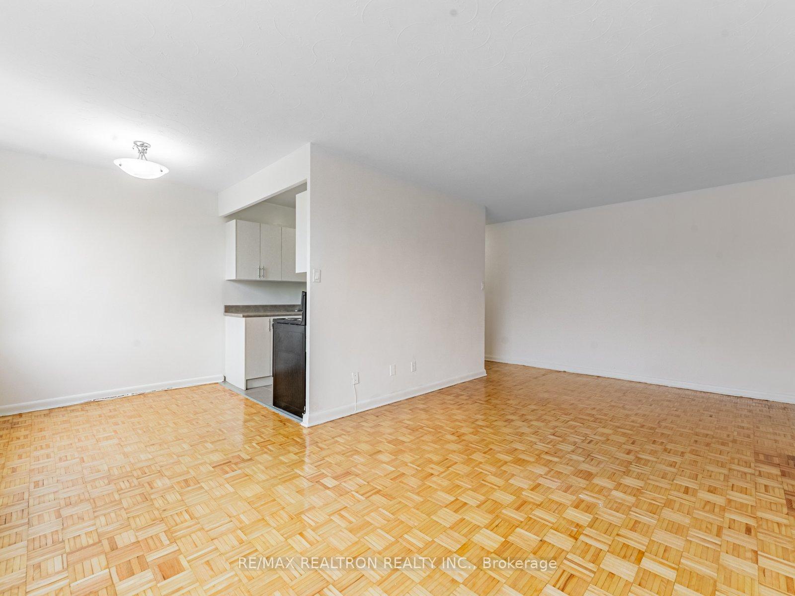 Photo 12 of Unit 103, 2895 Bathurst Street, Toronto, Bedford Park-Nortown — HOMEH
