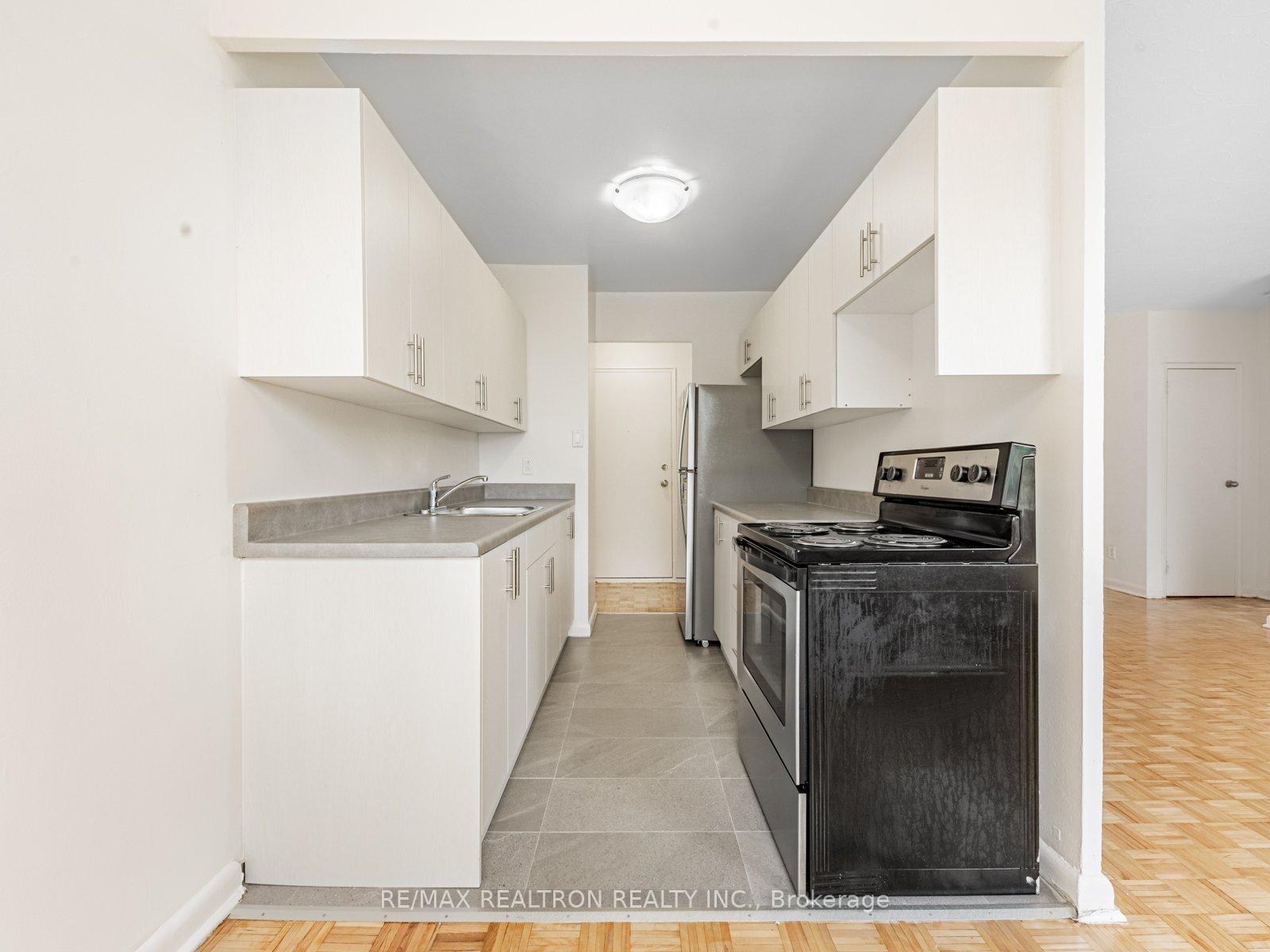 Photo 5 of Unit 103, 2895 Bathurst Street, Toronto, Bedford Park-Nortown — HOMEH