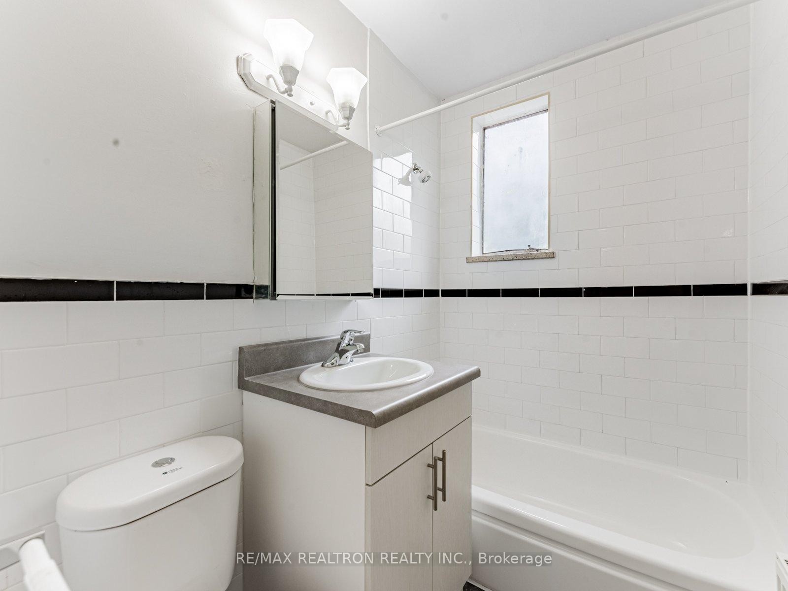 Photo 8 of Unit 103, 2895 Bathurst Street, Toronto, Bedford Park-Nortown — HOMEH