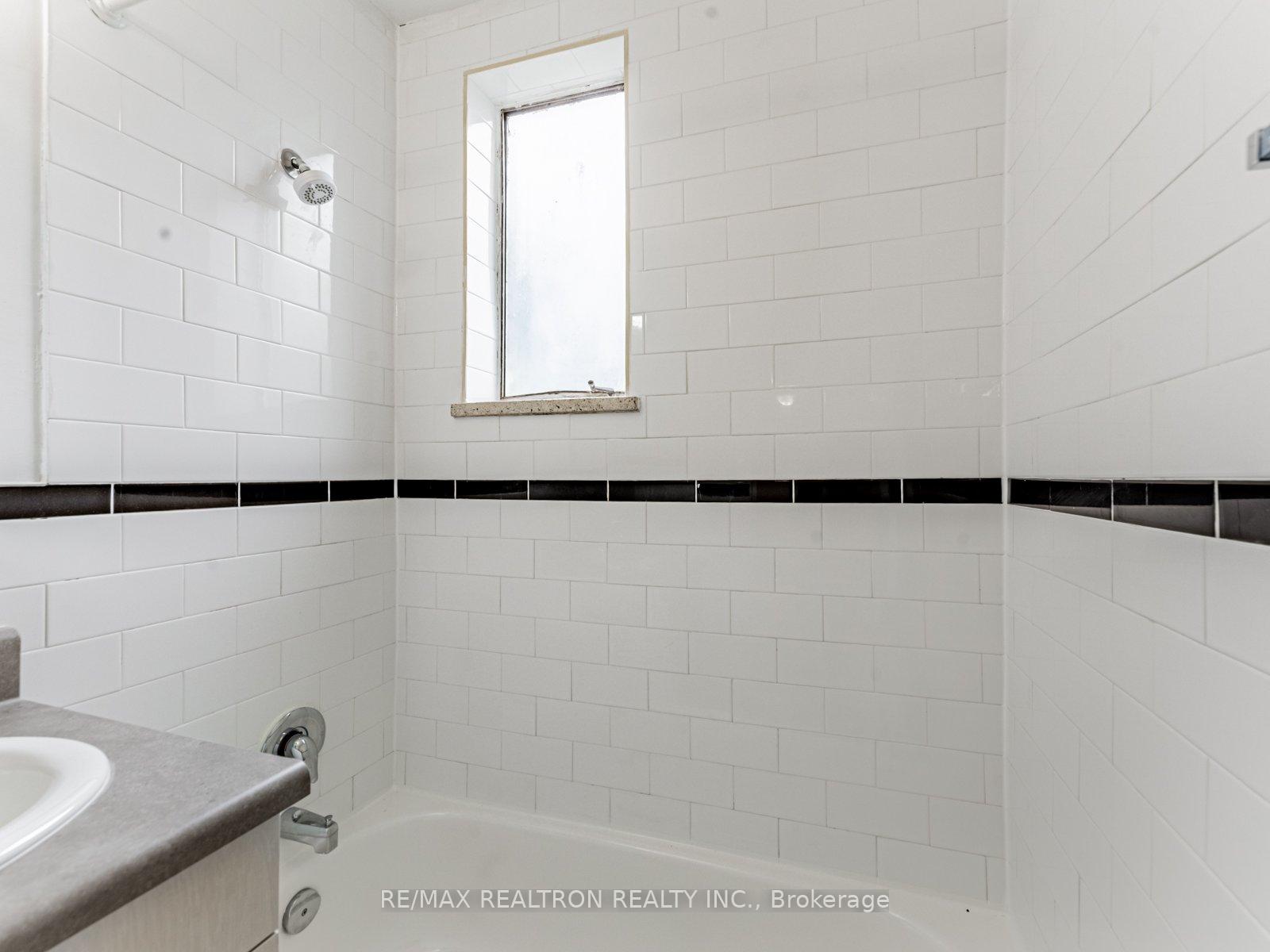 Photo 3 of Unit 103, 2895 Bathurst Street, Toronto, Bedford Park-Nortown — HOMEH