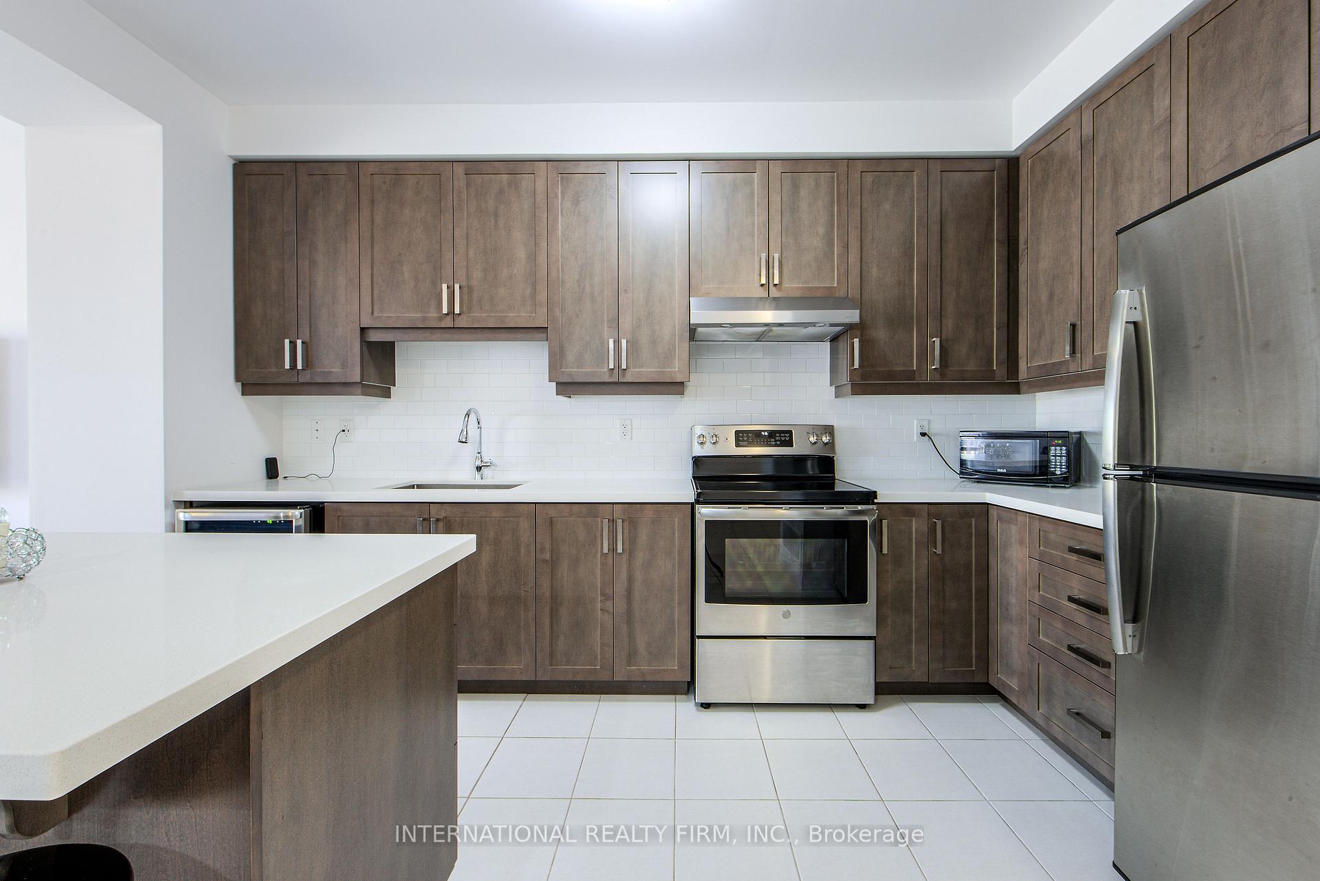 Photo 3 of 8 Greenwich Avenue, Hamilton, Stoney Creek Mountain — HOMEH