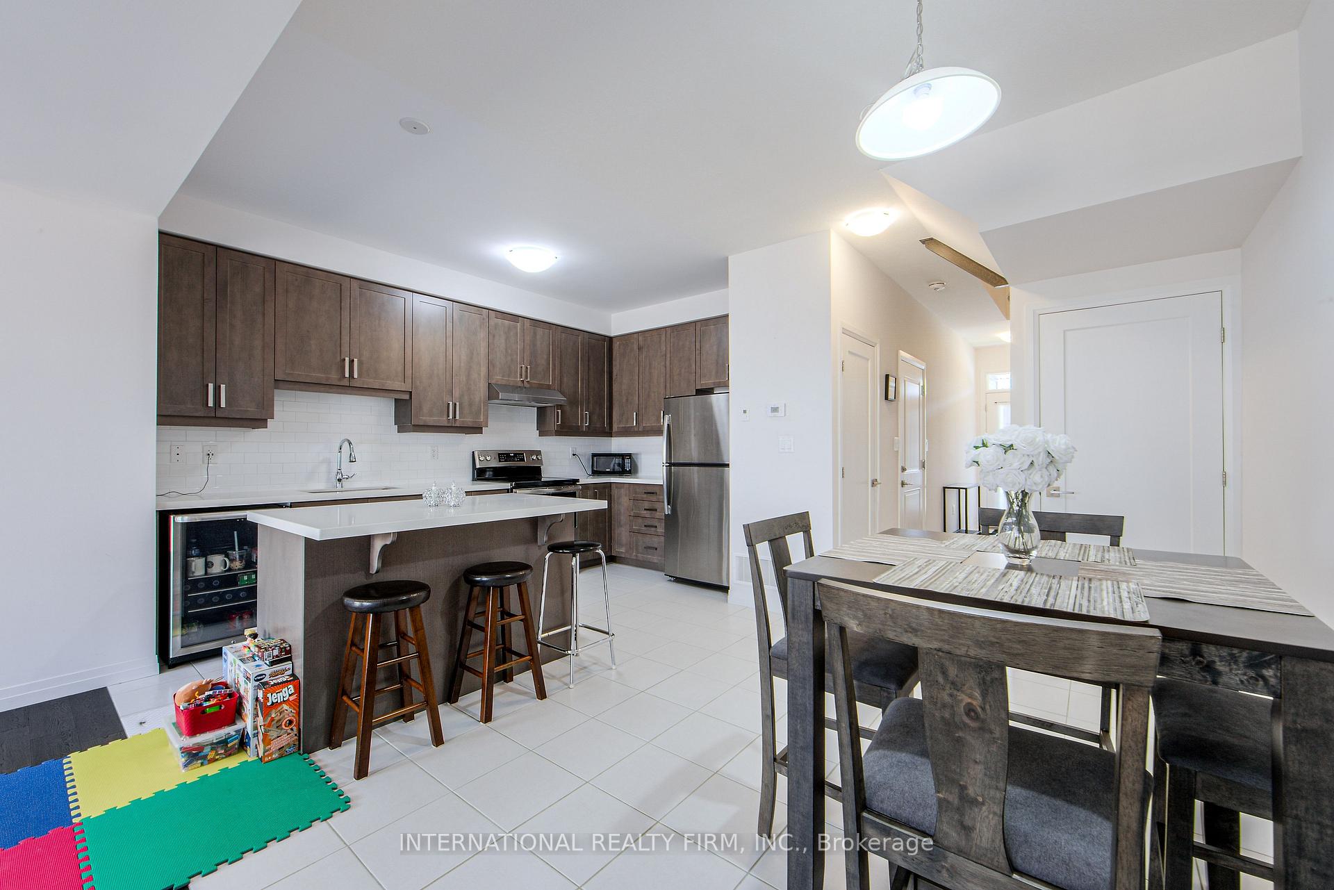 Photo 2 of 8 Greenwich Avenue, Hamilton, Stoney Creek Mountain — HOMEH