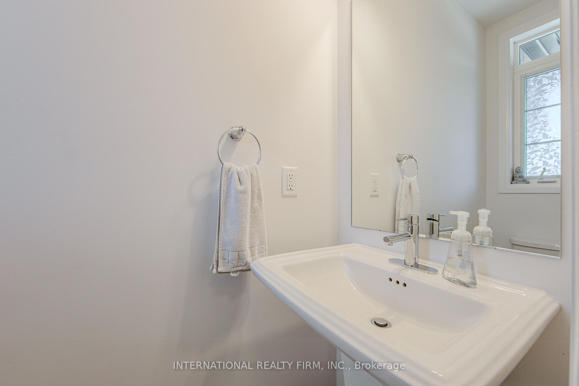 Photo 9 of 8 Greenwich Avenue, Hamilton, Stoney Creek Mountain — HOMEH