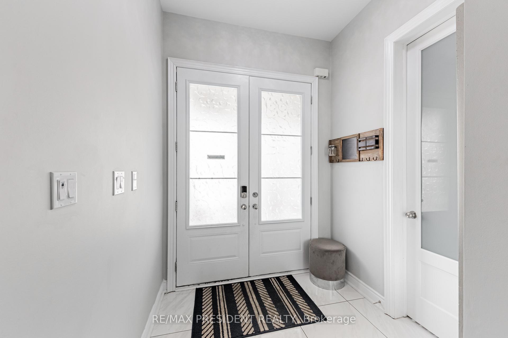 Photo 2 of 32 Elderbridge Road, Brampton, Toronto Gore Rural Estate — HOMEH