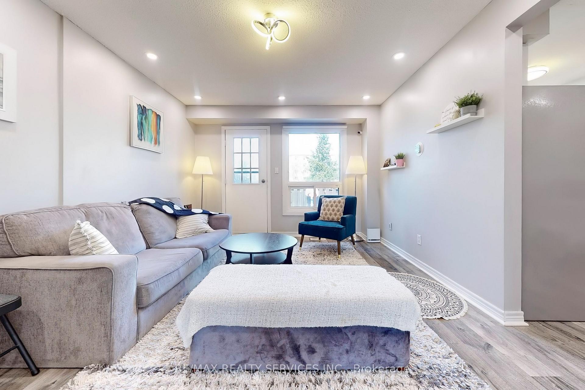 Front of Unit 37, 960 Glen Street N
